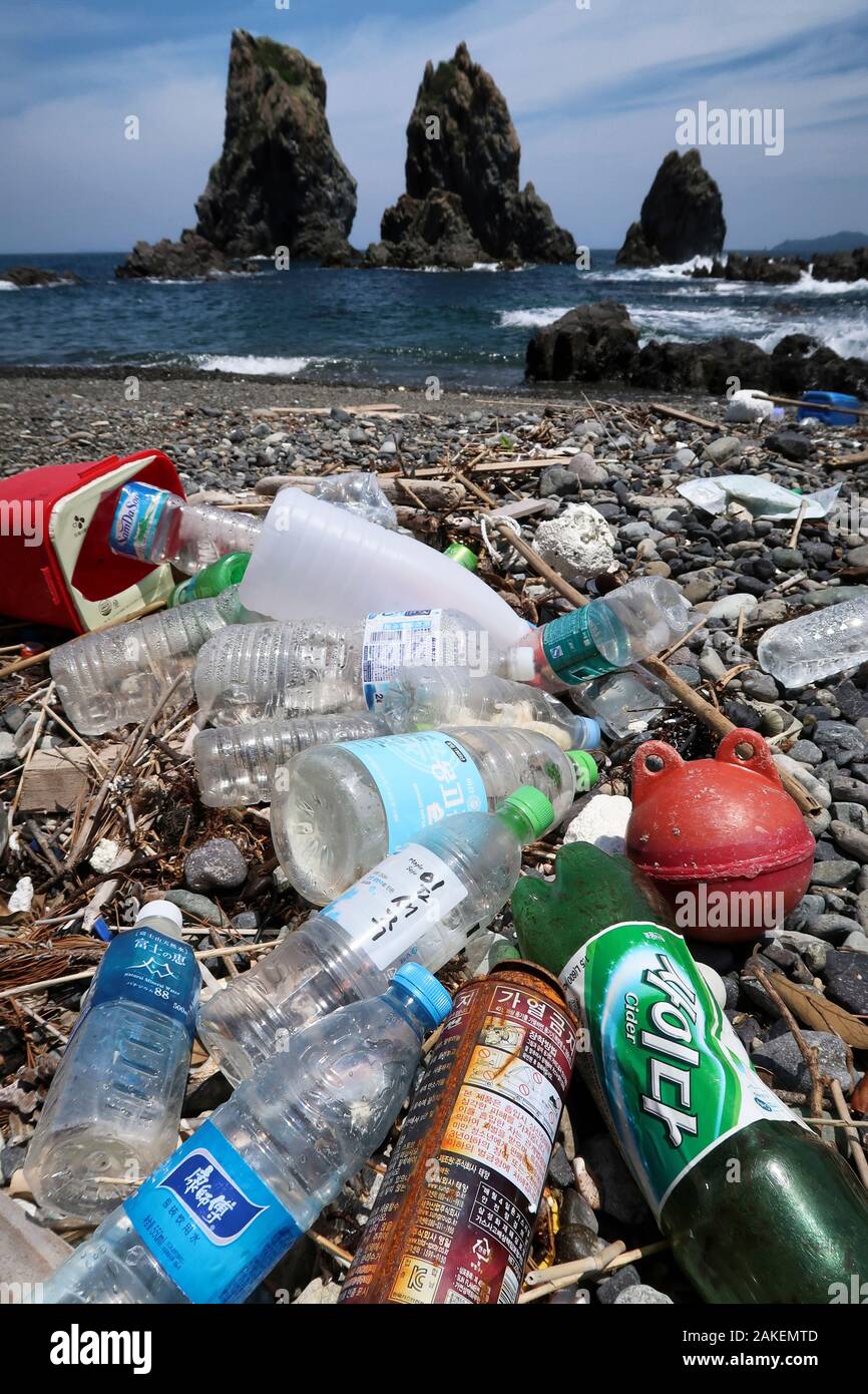Plastikflaschen und anderen Müll, einige mit Koreanisch schreiben, auf einem Strand in der Präfektur Yamaguchi, Chugoko, Honshu, Japan. Juni 2018. Stockfoto