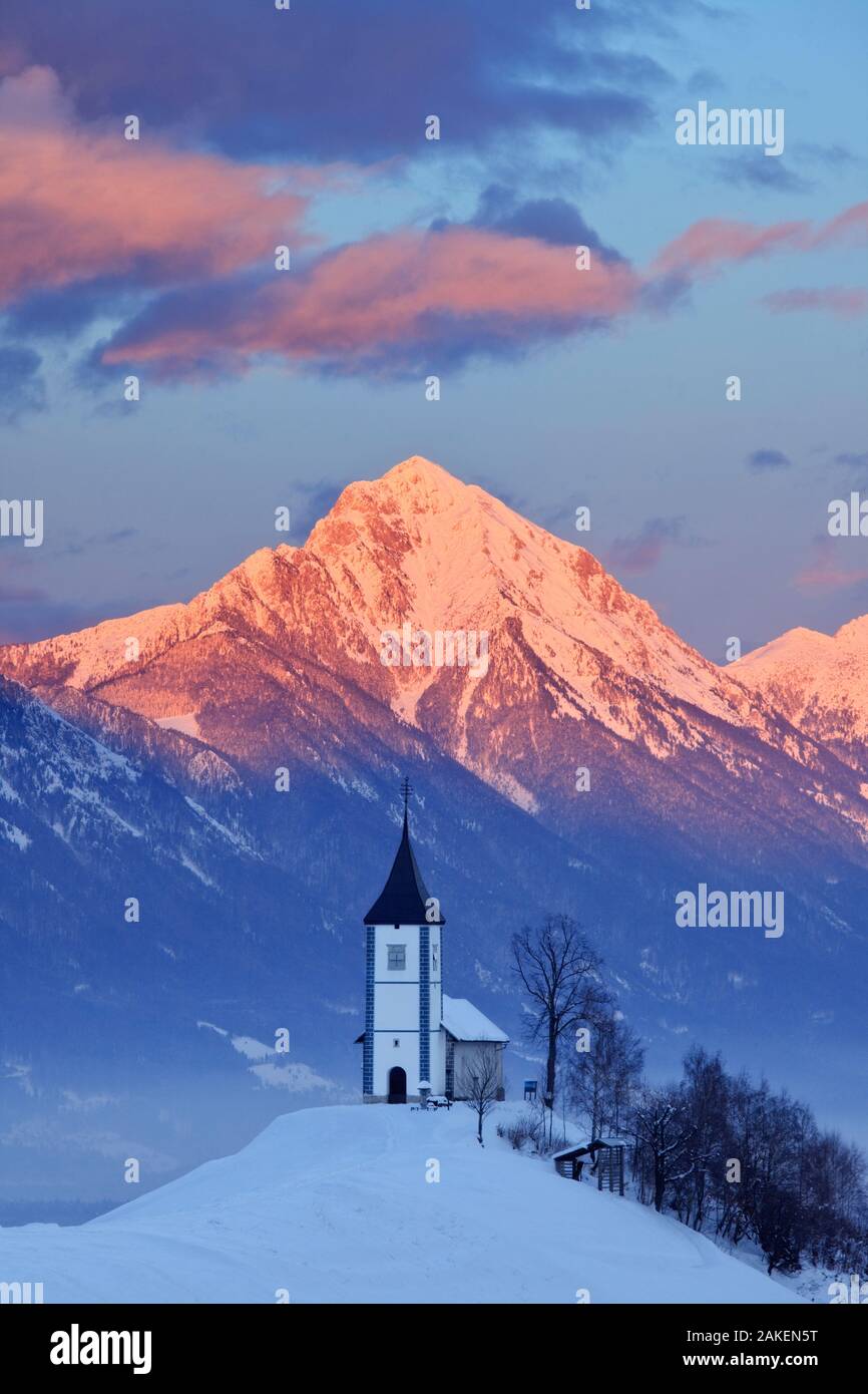 Kirche St. Primoz mit der Kamniker-Savinjer Alpen hinaus. Januar 2010 Stockfoto
