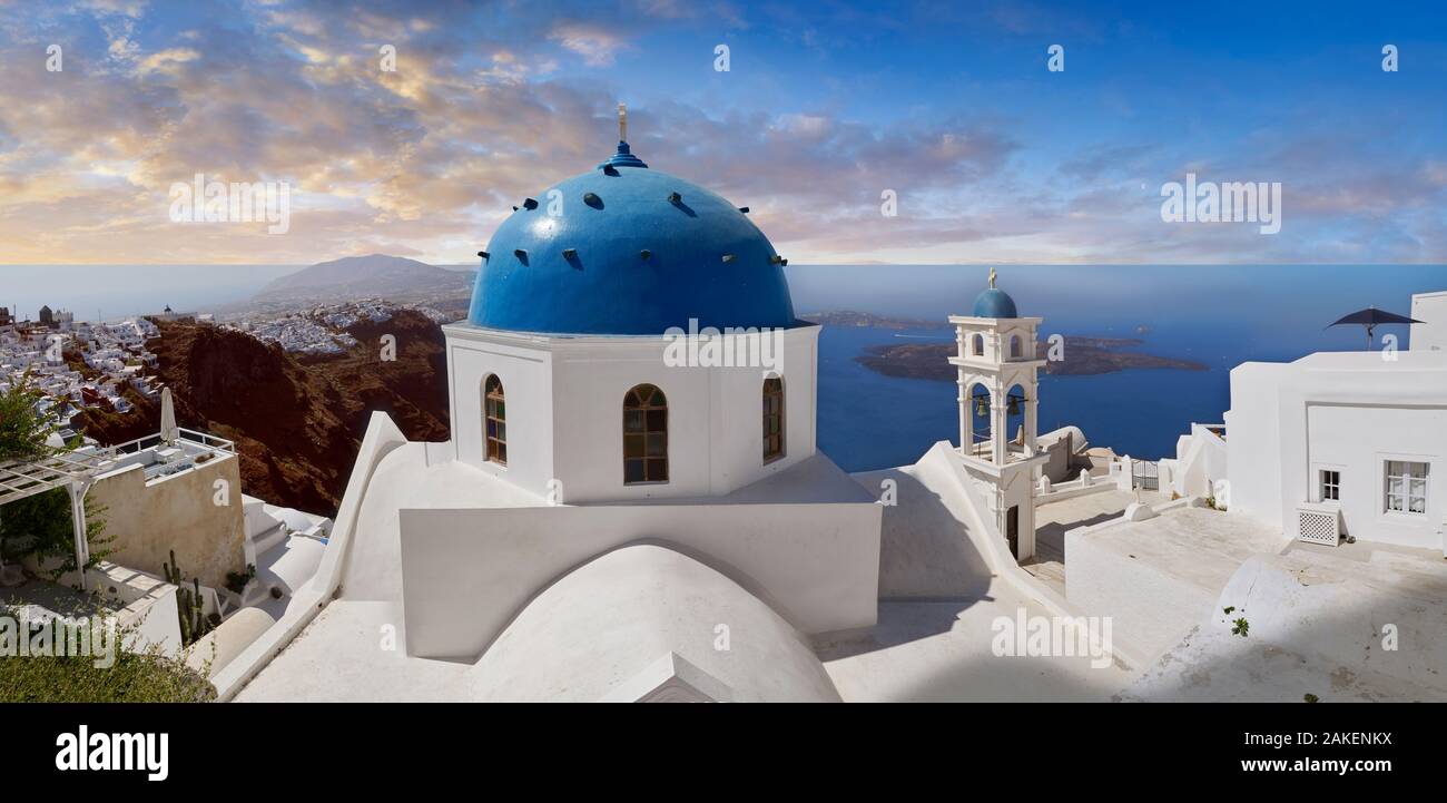 Herkömmliche blaue Kuppel der Griechisch-orthodoxen Kirche, Imerovigli, Insel Thira, Santorini, Griechenland. Stockfoto