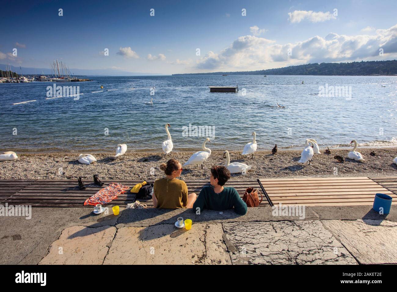 Zwei Frauen haben Kaffee am Seeufer in Bains de Paquis, Genf, Schweiz Stockfoto