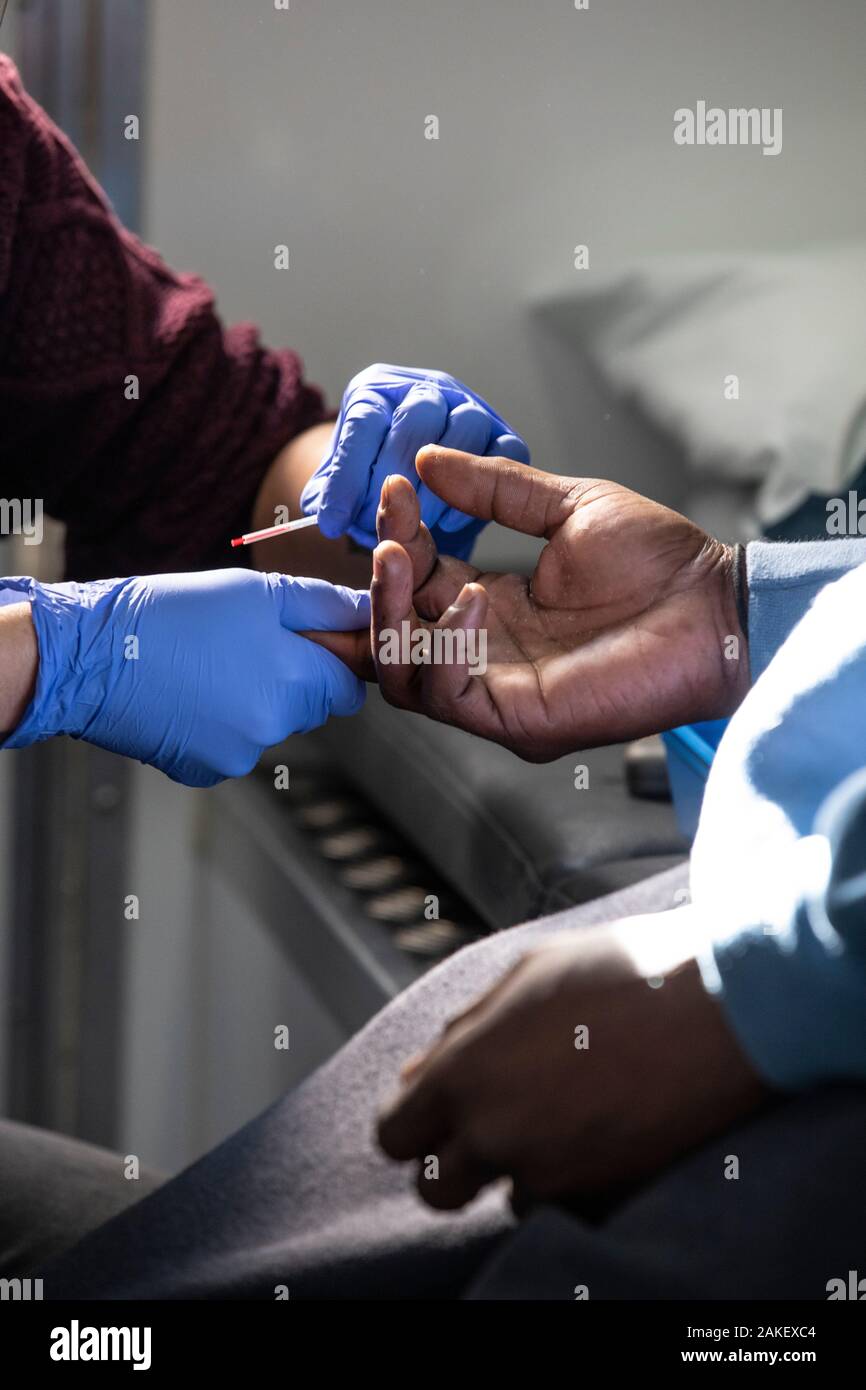 Homelessman eine Blutprobe auf 'Finden und Behandeln "NHS Van findet, obdachlose Menschen mit TB und Hepatitis C Vor-Ort-Diagnose, UK zu geben Stockfoto
