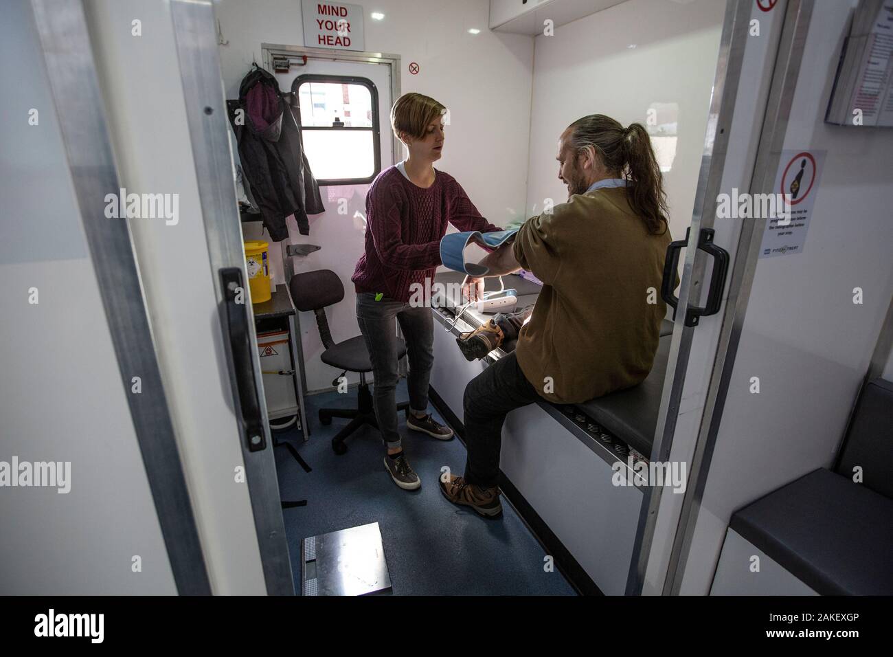 "Finden und Behandeln "NHS Van Team, die wohnungslosen Menschen mit TB und Hepatitis C zu finden Vor-Ort-Diagnose und die Behandlung von Krankheiten, Großbritannien zu geben. Stockfoto