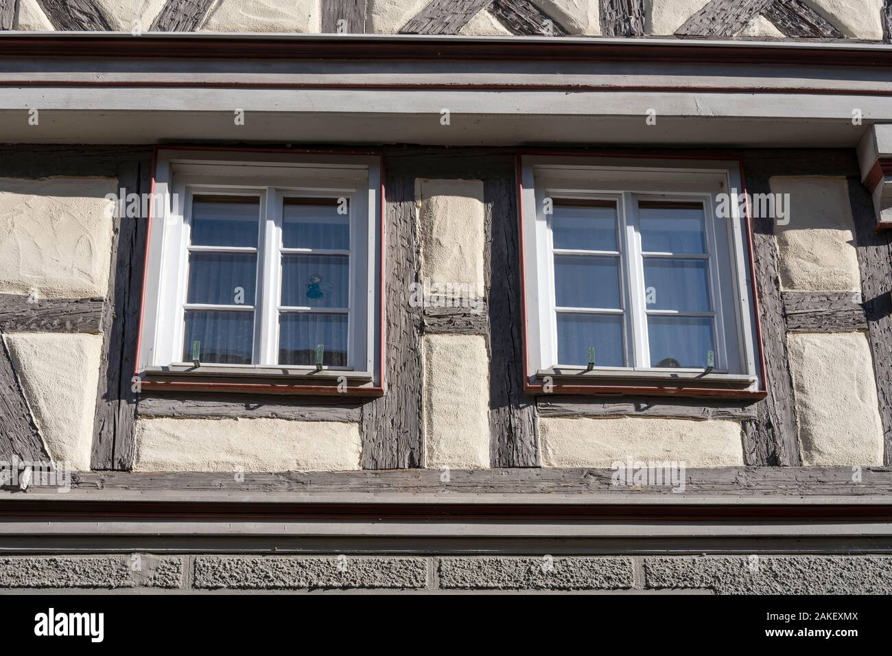 Detail von Windows der traditionellen malerischen wattle House bei touristischen historische Städtchen, im Sommer Schuss helles Licht in Horb am Neckar, Baden Stockfoto