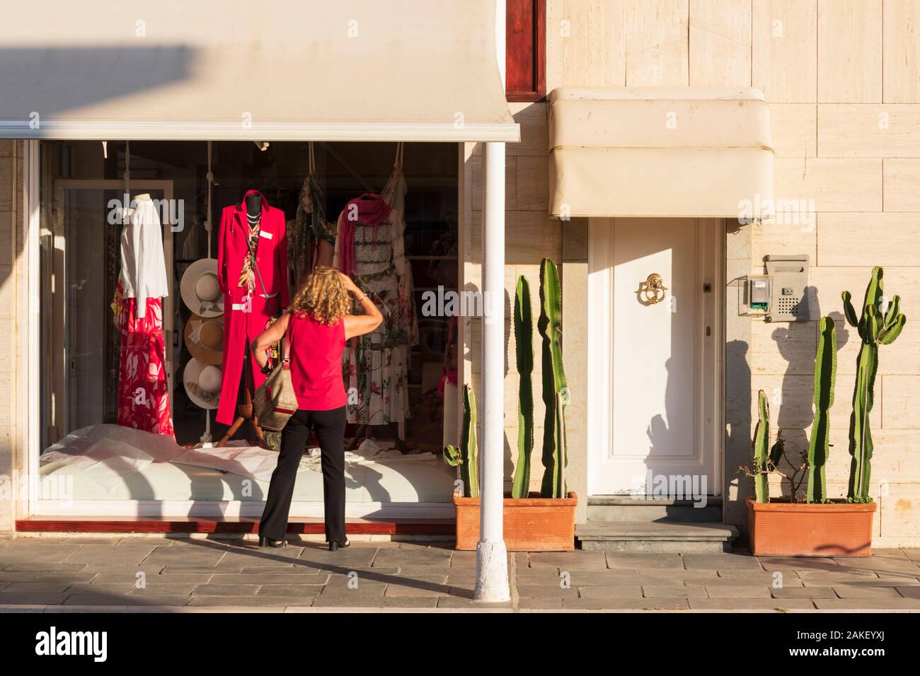 Window Shopping in einem Fashion Clothing Store in Viareggio, Toskana, Italien. Stockfoto