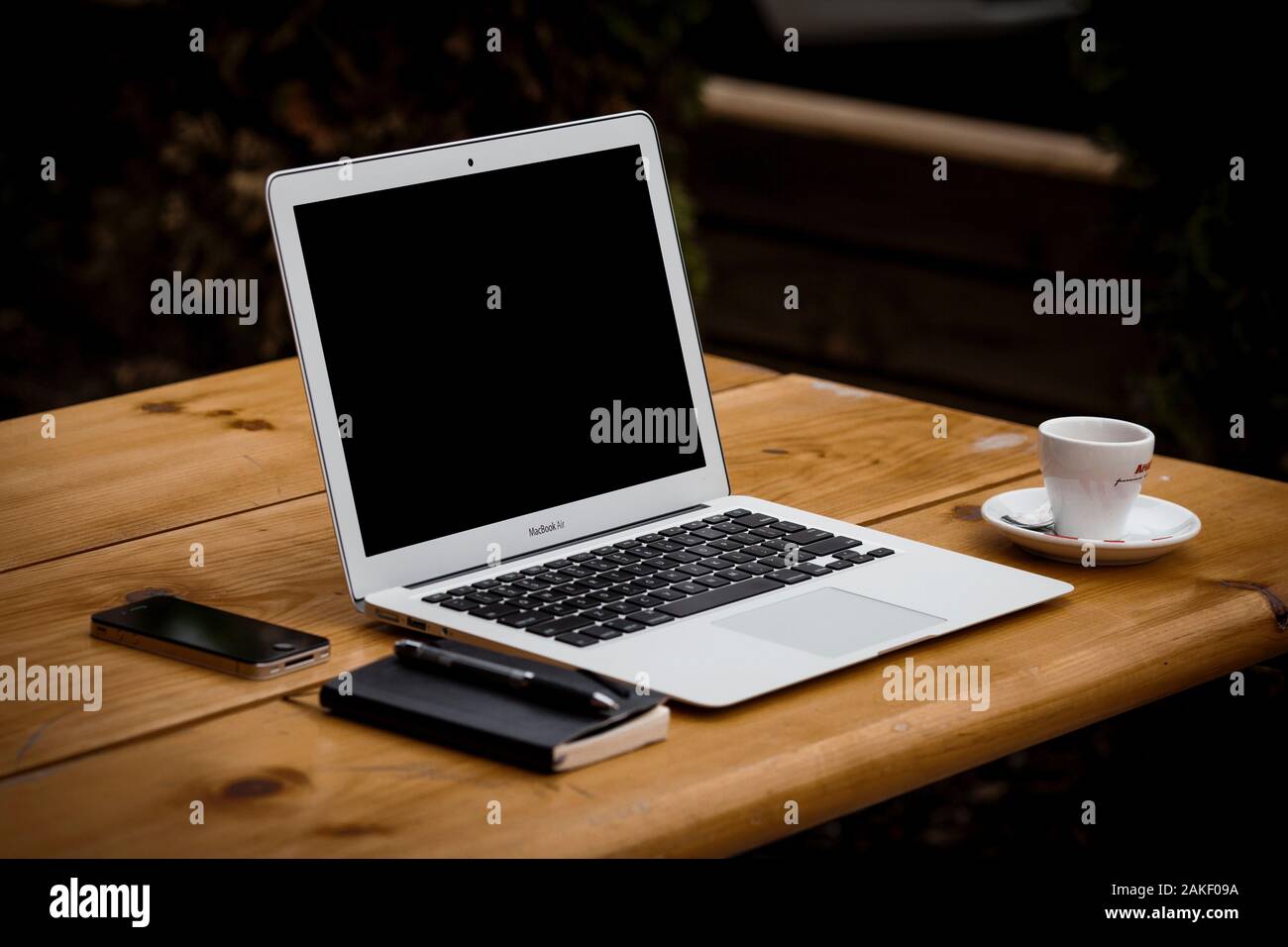 Business-Workstation mit Apples Mac-Book Pro und einer Tasse Kaffee Stockfoto