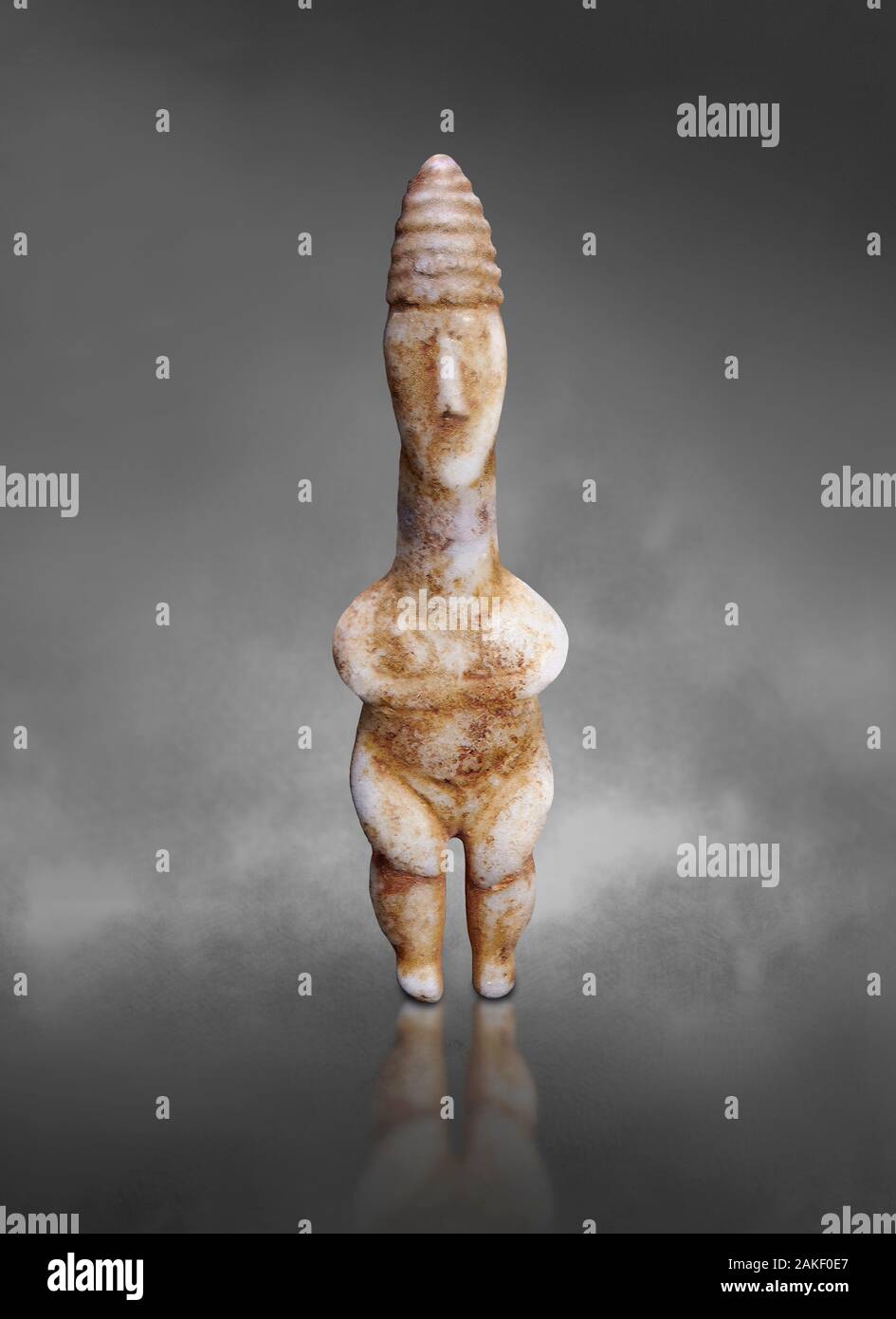 Marmor antike griechische Kykladen Figur trägt einen konischen Pilos, frühe Plastiras Typ, Früh kykladische Zeit habe, circal 2800 BC, das Museum der kykladischen Kunst Stockfoto