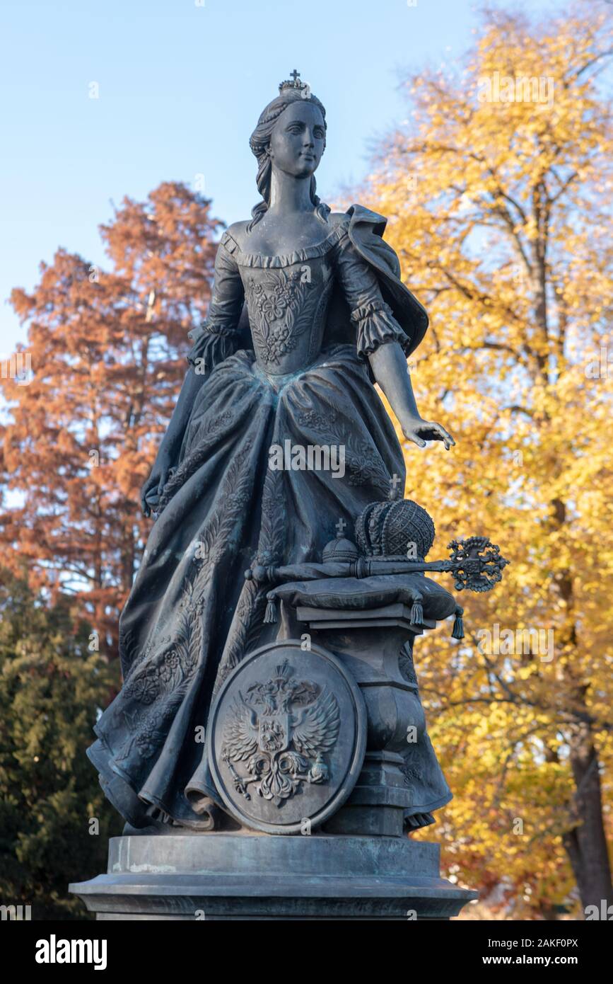 Zerbst, Deutschland. 11 Nov, 2018. Blick auf eine Bronzestatue, die Friederike Auguste Sophie, Prinzessin von Anhalt-Zerbst, geb. Prinzessin von Anhalt-Bernburg. Sie war die Schwester-in-Gesetz der Zarin Katharina II. von Russland. Quelle: Stephan Schulz/dpa-Zentralbild/ZB/dpa/Alamy leben Nachrichten Stockfoto