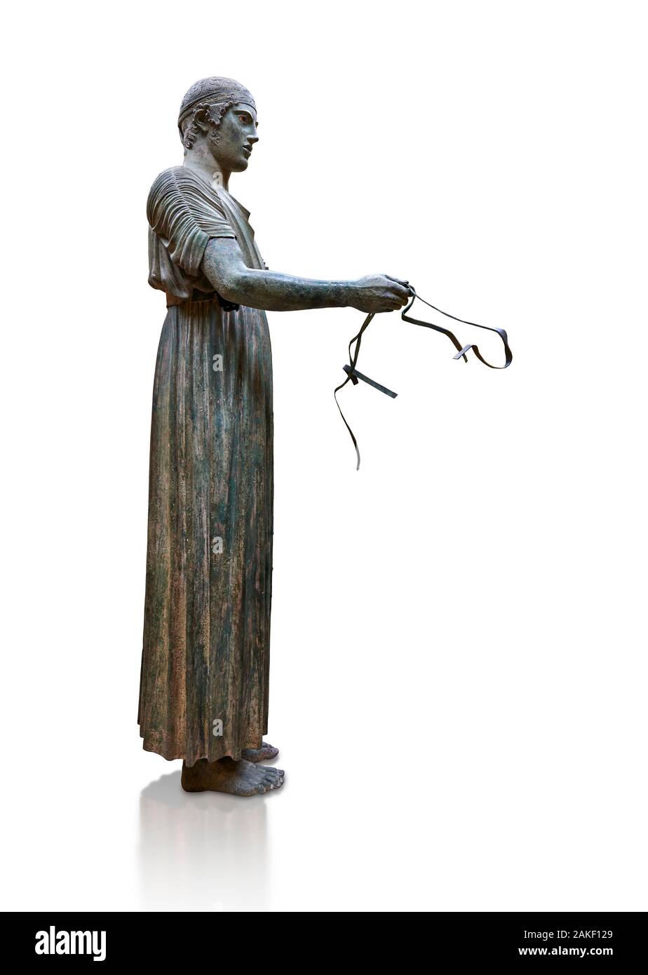Schwere Stil der griechischen Antike Bronze Skulptur von einem wagenlenker, 480-460 v. Chr., Delphi Nationalen Archäologischen Museum. Gegen weiße. Der Wagenlenker ist ein r Stockfoto