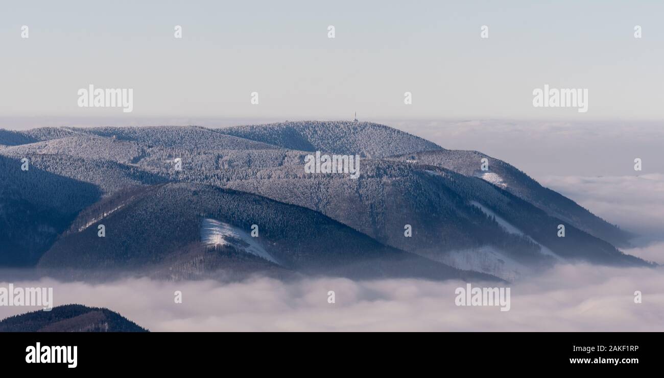Winter Moravskoslezske Beskiden mit Radhost Hügel von Lysa hora Hill in der Tschechischen Republik eingefroren Stockfoto