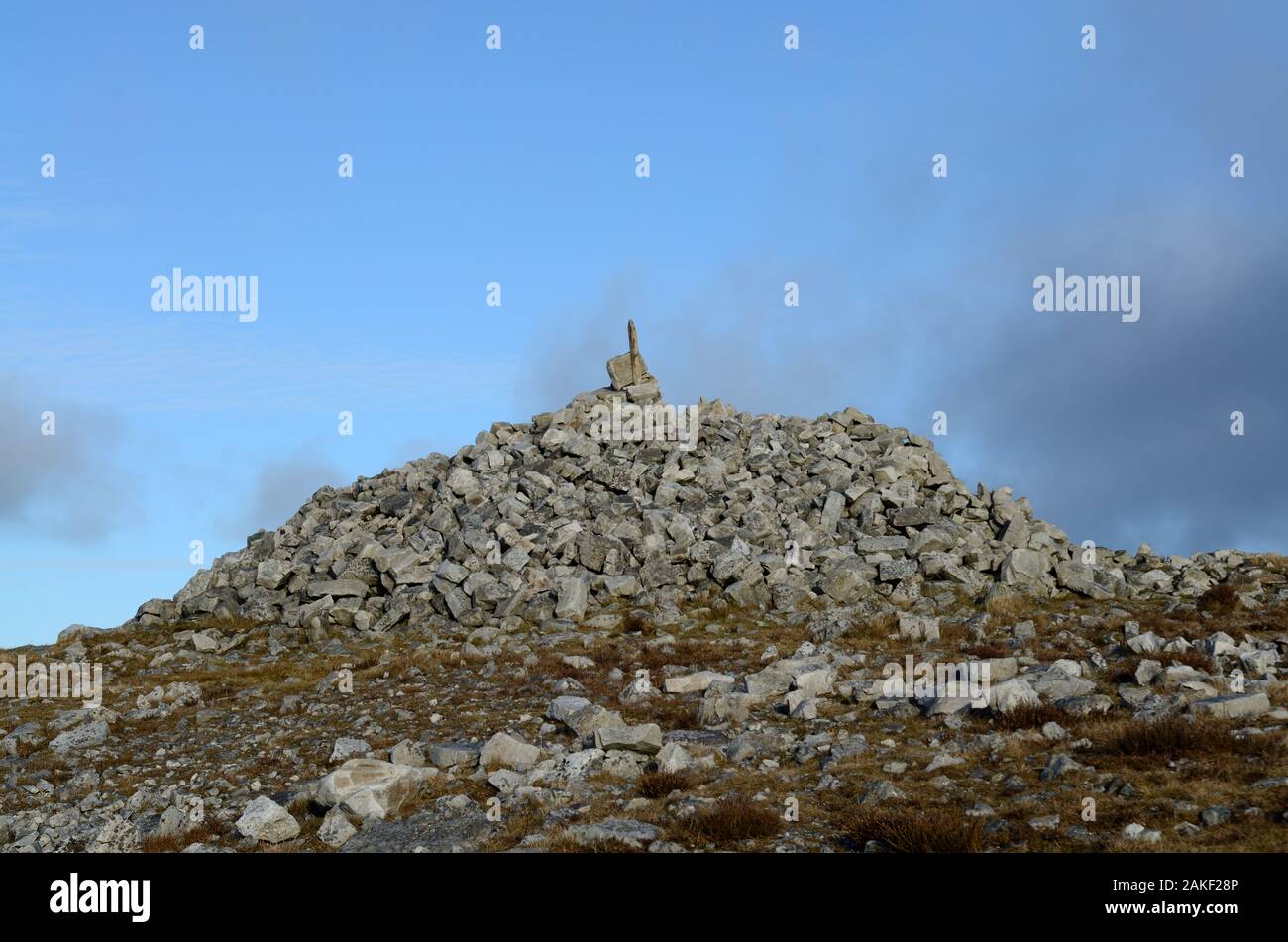 Bronze Age Cairn auf Tair Carn Isaf Mynydd Du Black Mountain Brecon Beacons National Park Fforest Fawr UNESCO Geopark Carmarthenshire Wales Cymru UK Stockfoto