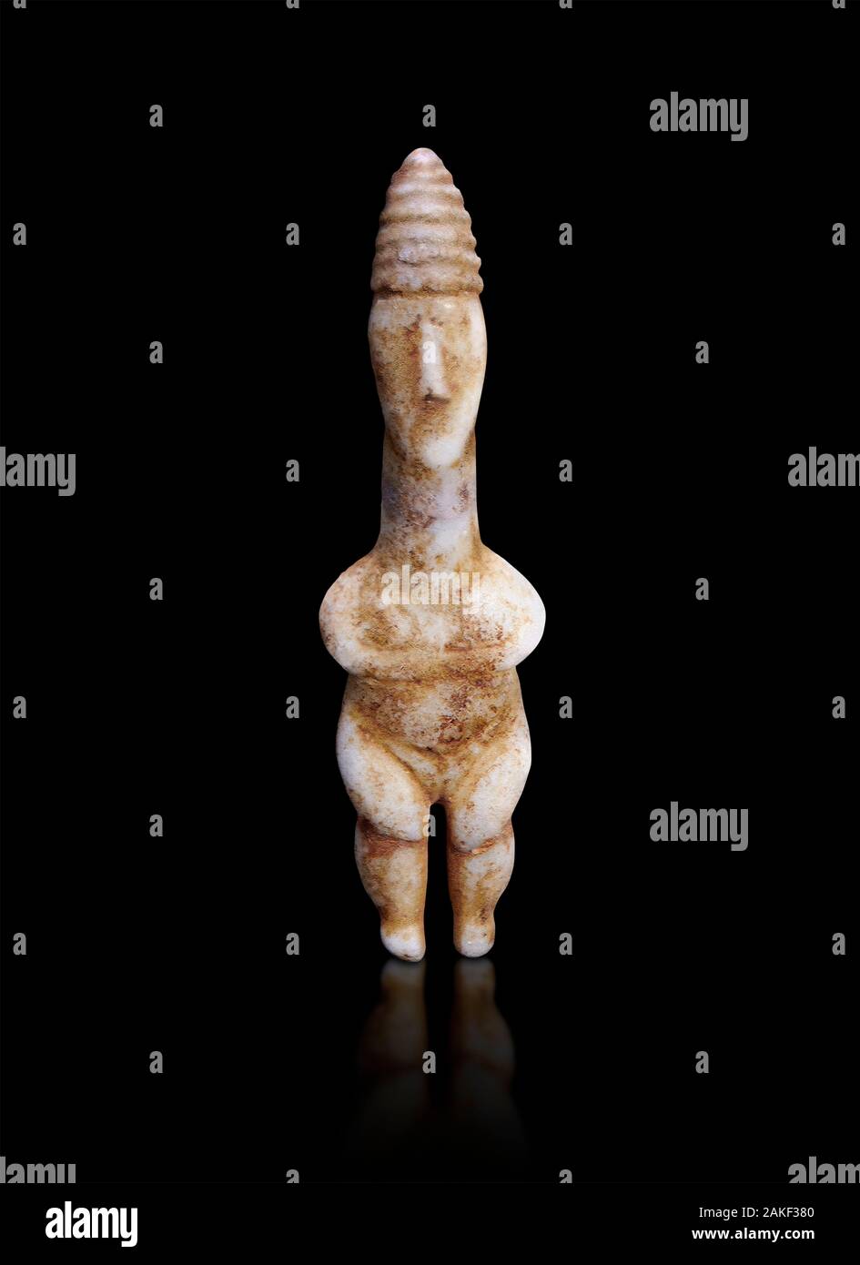 Marmor antike griechische Kykladen Figur trägt einen konischen Pilos, frühe Plastiras Typ, Früh kykladische Zeit habe, circal 2800 BC, das Museum der kykladischen Kunst Stockfoto