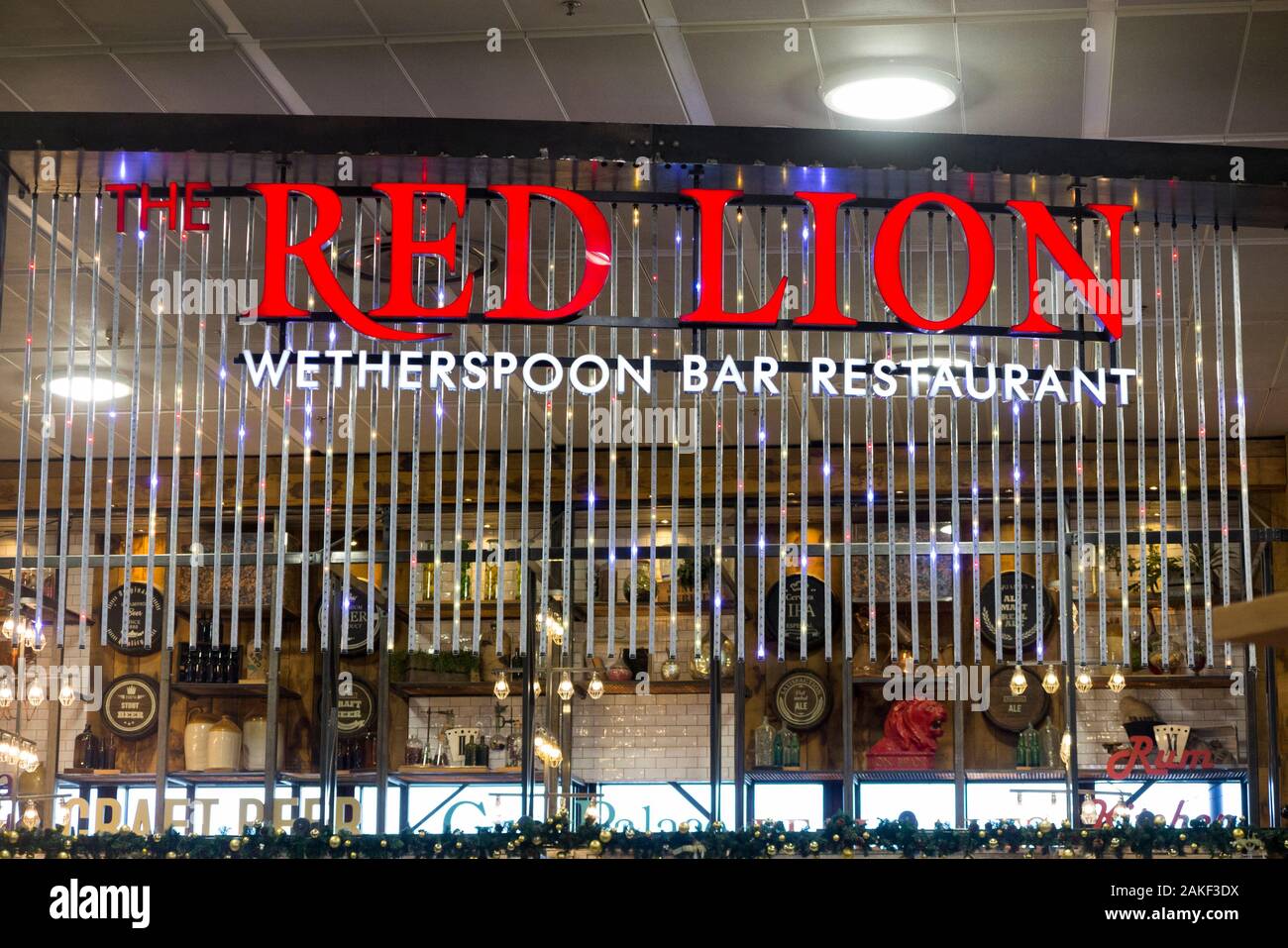 Schild/Beschilderung am Red Lion Wetherspoon/Wetherspoons Pub/Restaurant/Public House, am London Gatwick Airport North Terminal, Crawley. GROSSBRITANNIEN. (115) Stockfoto