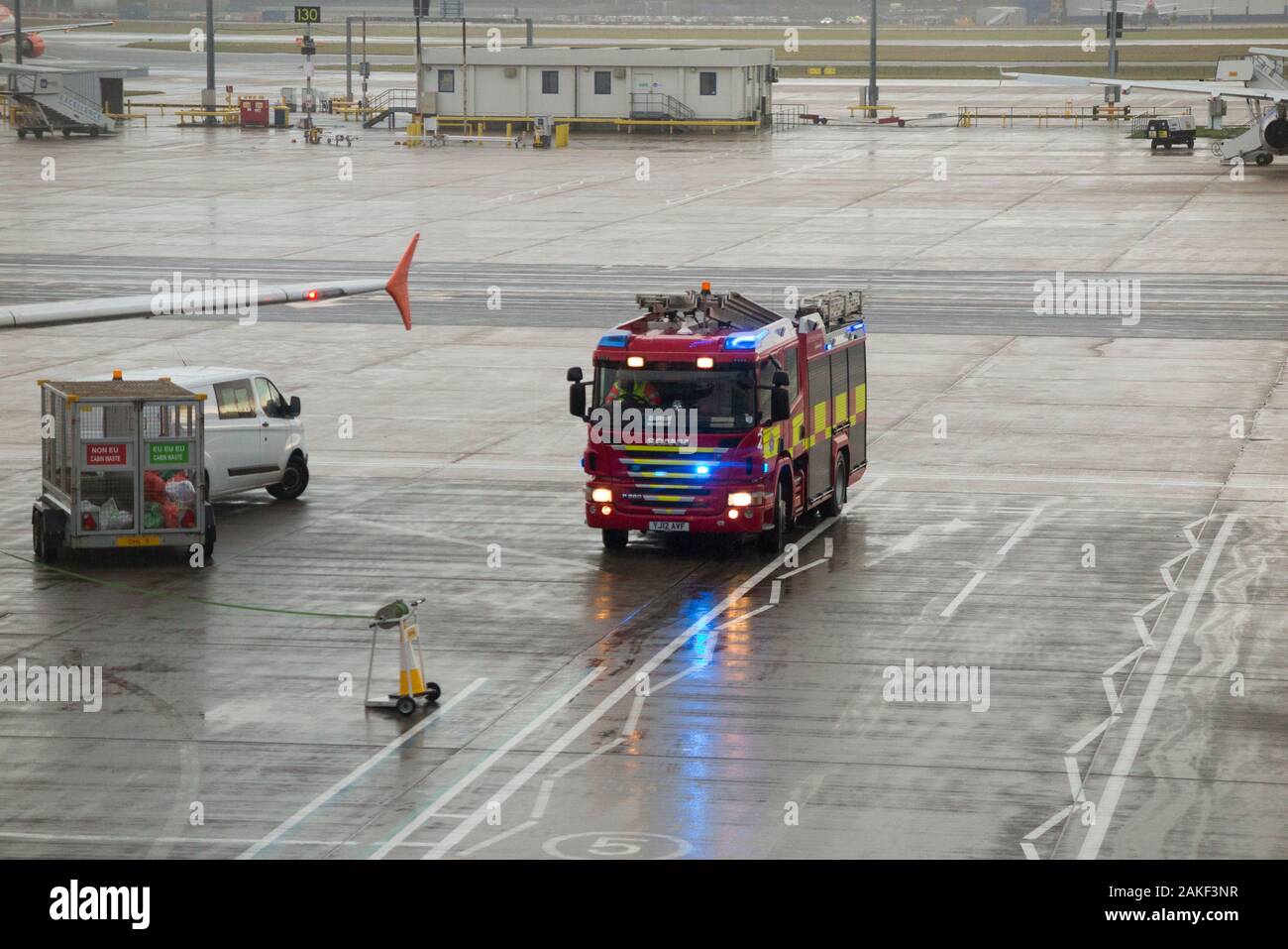 Feuerwehrmotor/Gerät/Rettungsdienst/Feuerwehr/Ersthelfer, nehmen an einem Flugzeug/Flugzeug/Flugzeug, nachdem ein Passagier während eines Rückflugs zum Flughafen krank geworden ist/krank geworden ist. Anschließend wurde ein Notarztwagen eingesetzt. GROSSBRITANNIEN (115) Stockfoto
