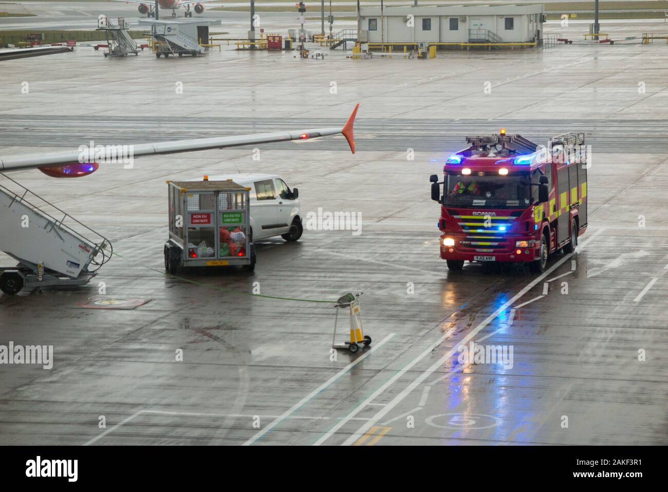Feuerwehrmotor/Gerät/Rettungsdienst/Feuerwehr/Ersthelfer, nehmen an einem Flugzeug/Flugzeug/Flugzeug, nachdem ein Passagier während eines Rückflugs zum Flughafen krank geworden ist/krank geworden ist. Anschließend wurde ein Notarztwagen eingesetzt. GROSSBRITANNIEN (115) Stockfoto