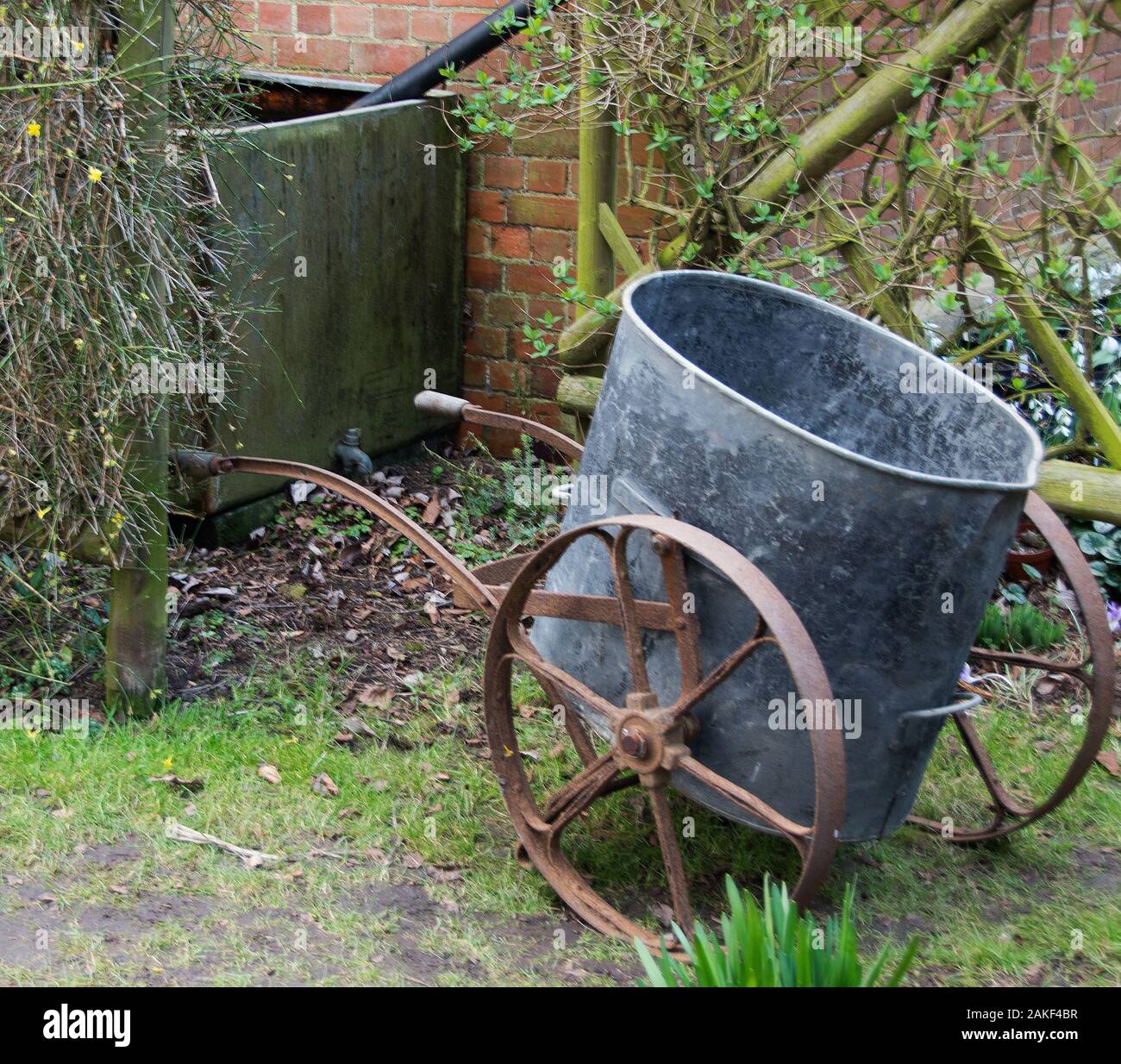 Rustikales Wasserfass auf Rädern Stockfoto