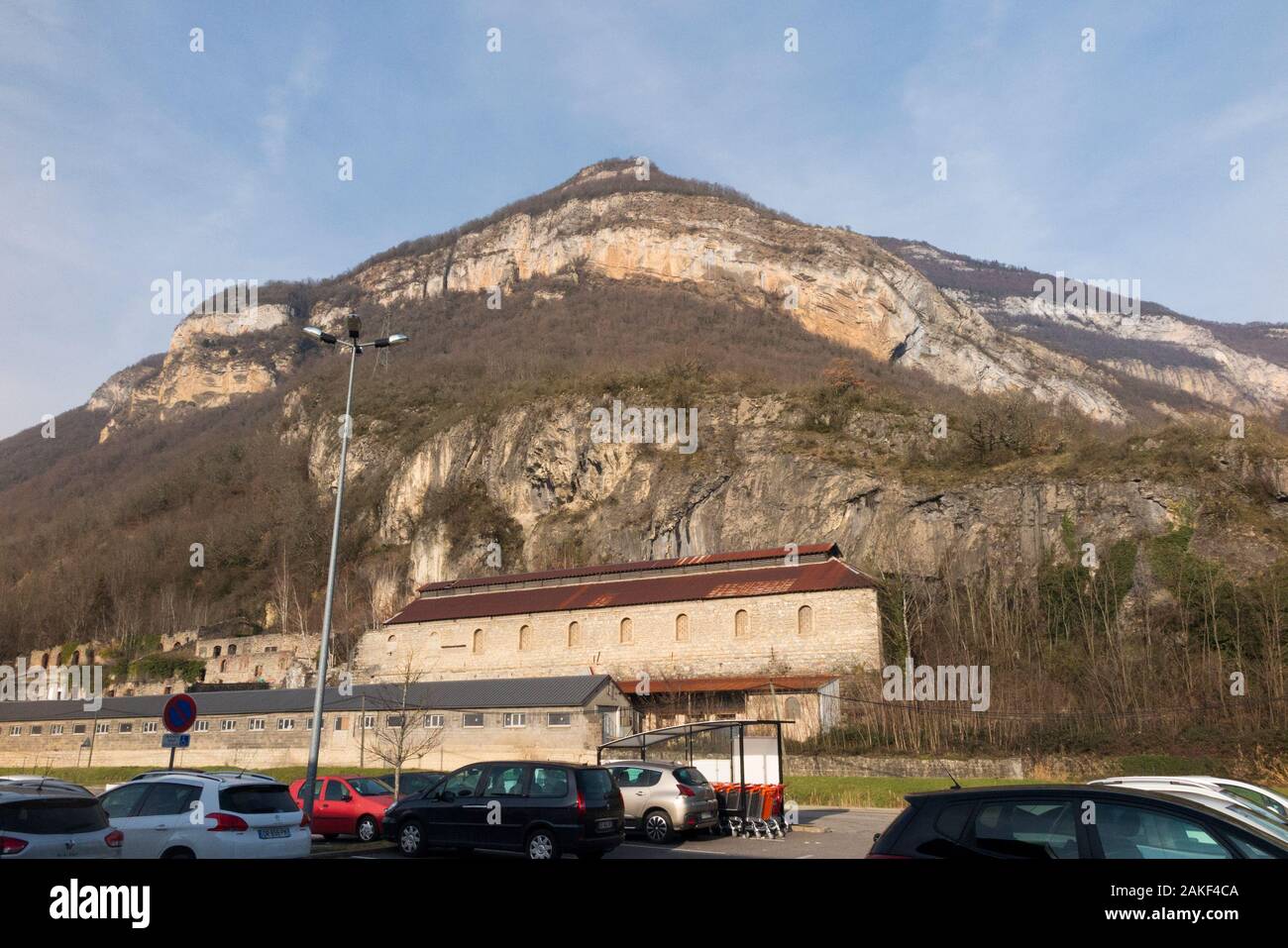 Grand Colombier aus französischen Culoz gesehen. Das juragebirge des Grand Colombier ist ein Berg im Département Ain. (115) Stockfoto