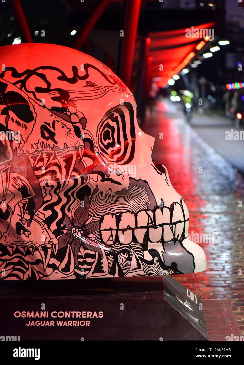 PARIS, Frankreich - 8. JANUAR 2020: "exicraneos" Ausstellung von riesigen Schädel gemalt und von den Mexikanischen Künstler im Parc de la Villette statt eingerichtet. Stockfoto