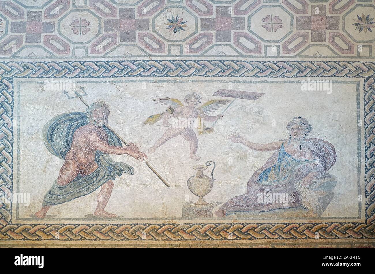 PAPHOS, ZYPERN - Juni 08, 2018: Boden Mosaik, der Mythos über Neptun und Amymone in der Villa Dionysos. Paphos Archäologischen Park. Zypern Stockfoto