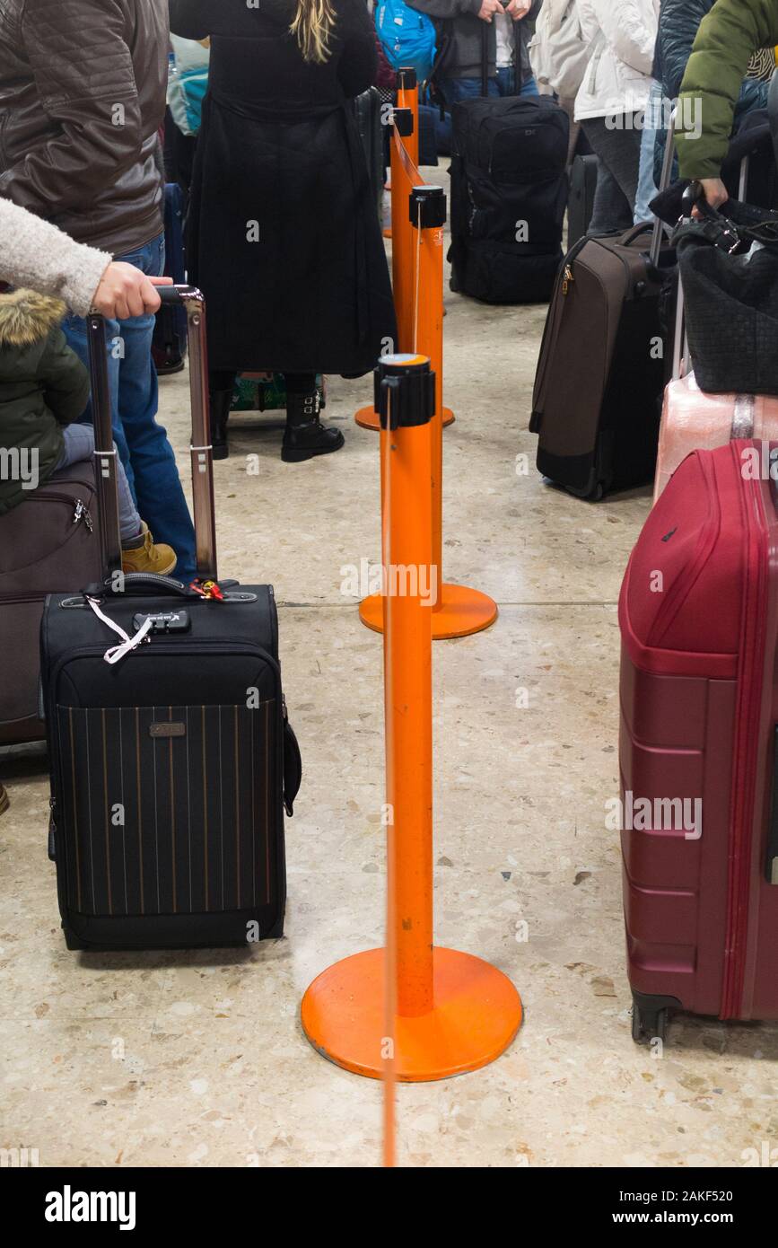 Easyjet Passagiere in Stretch-gürtel Barriere gesteuert  Warteschlangen-/Queuing/Warteschlangen/Wartebereich im Gepäck und Koffer  Koffer am Flughafen zu überprüfen. (115 Stockfotografie - Alamy