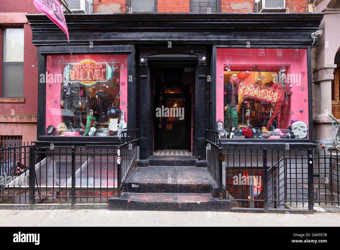 Trash and Vaudeville, 96 E 7. St, New York, NYC Schaufensterfoto eines Punk-Rock-Mode-Emporium im East Village-Viertel von Manhattan Stockfoto