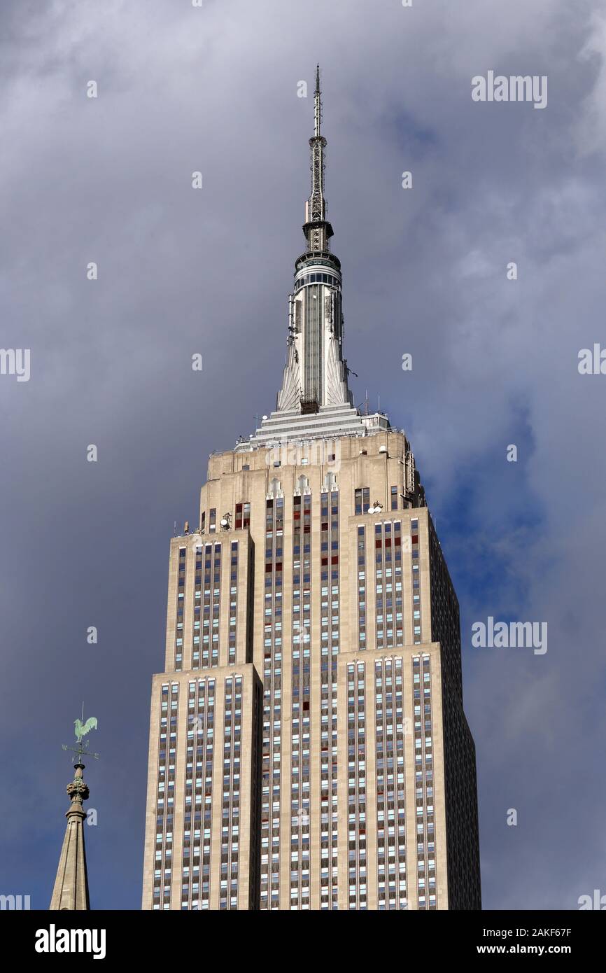 Marmor Stiftskirche, und das Empire State Building, New York, NY Stockfoto