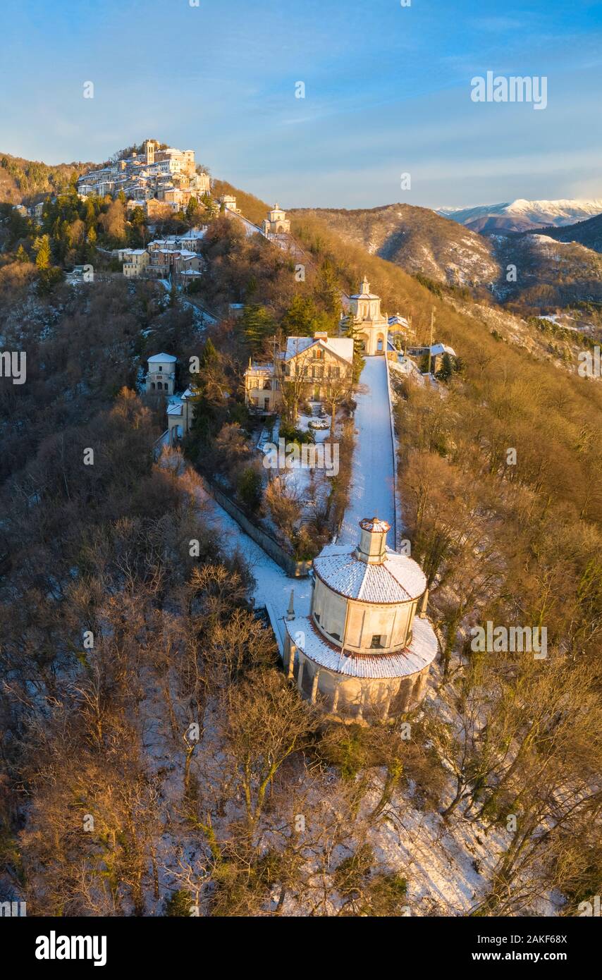 Luftaufnahme von Santa Maria del Monte und Kapellen des heiligen Wegs während eines Winteraufgangs. Sacro Monte di Varese, Varese, Lombardei, Italien. Stockfoto