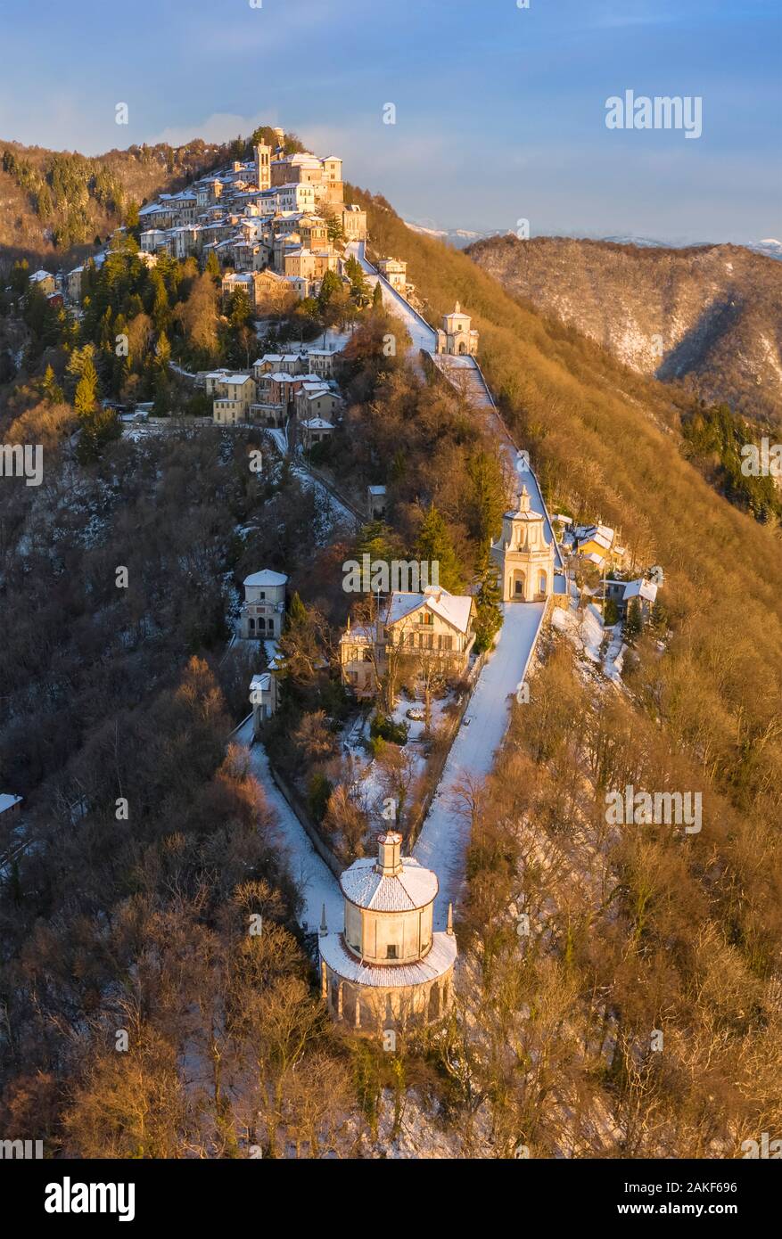 Luftaufnahme von Santa Maria del Monte und Kapellen des heiligen Wegs während eines Winteraufgangs. Sacro Monte di Varese, Varese, Lombardei, Italien. Stockfoto