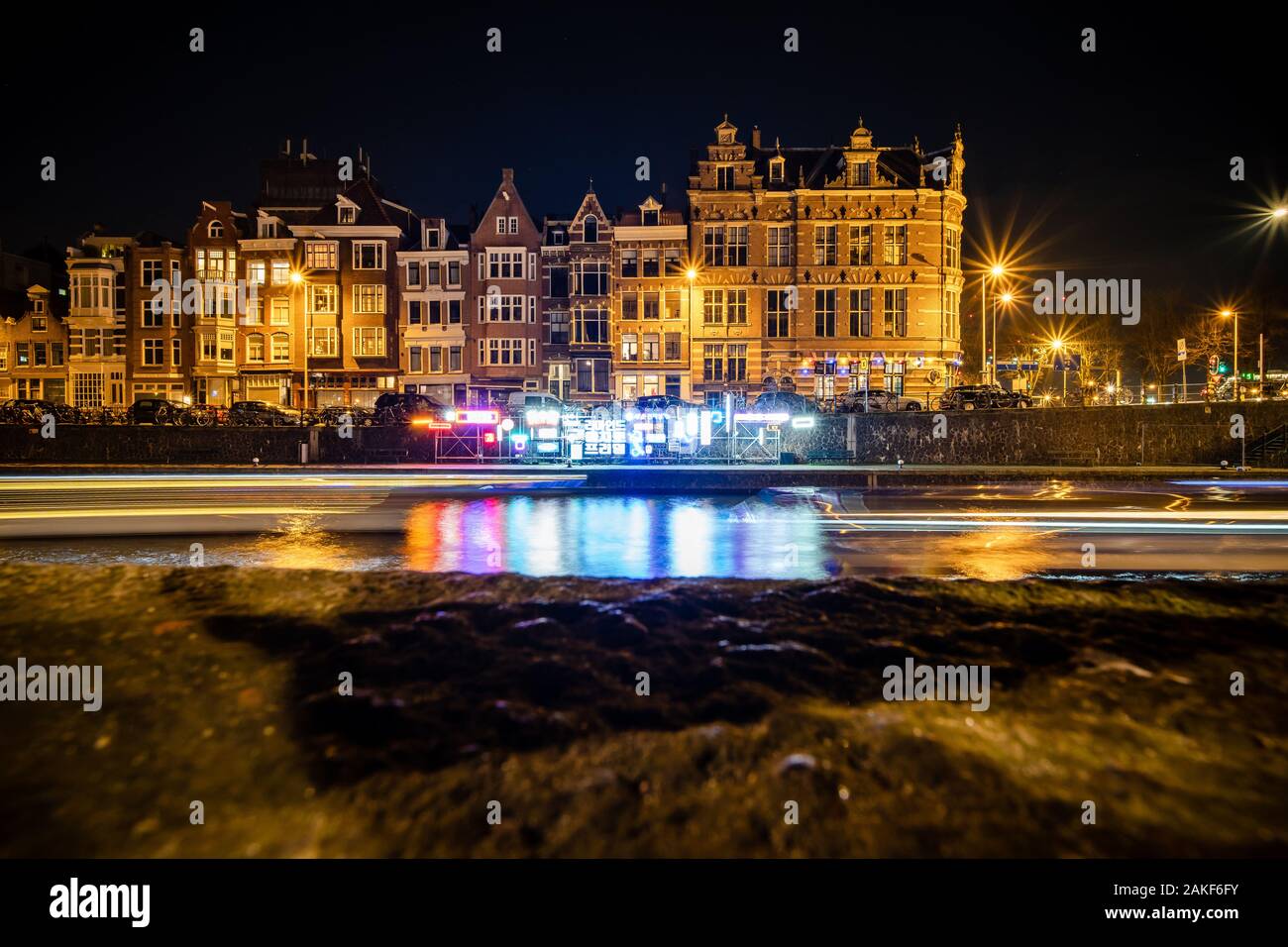 Amsterdam, Niederlande, 29. Dezember 2019: Licht Kunst Licht Festival floating im Kanal. Die globale Erwärmung Themen für Leuchten Einbau in Ho Stockfoto