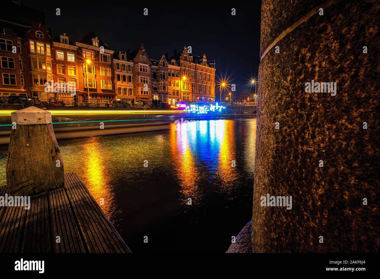 Amsterdam, Niederlande, 29. Dezember 2019: Licht Kunst Licht Festival floating im Kanal. Die globale Erwärmung Themen für Leuchten Einbau in Ho Stockfoto