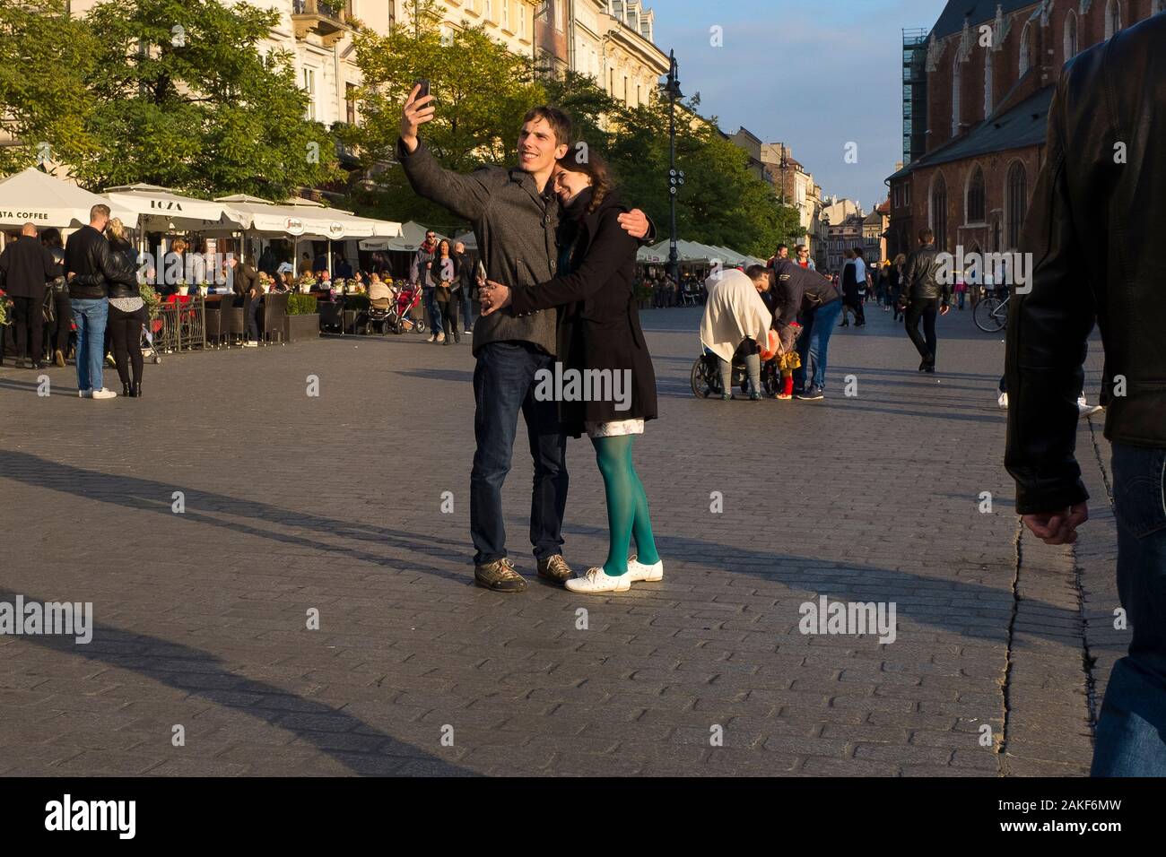 Ein glückliches junges Paar macht ein selfie-foto auf dem Hauptplatz von Krakow, Polen Stockfoto