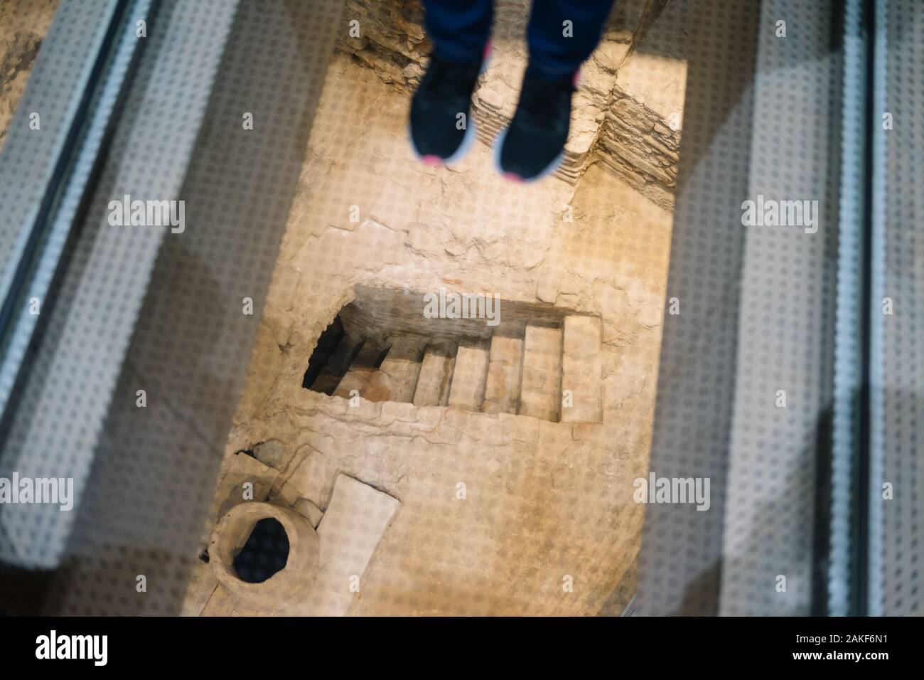 Athen, Griechenland - Dez 20, 2019: ein Besucher stehen auf dem Glasboden im Acropolis Museum, Athen zeigt frühe klassische Ruinen Stockfoto