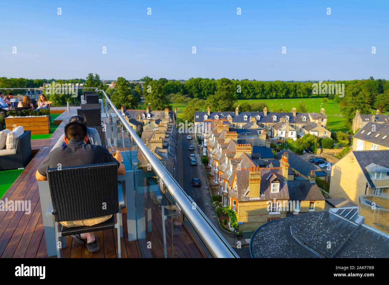 Großbritannien, England, Cambridgeshire, Cambridge, Varsity Hotel Dachterrasse und Bar, Jesus Green über Stockfoto