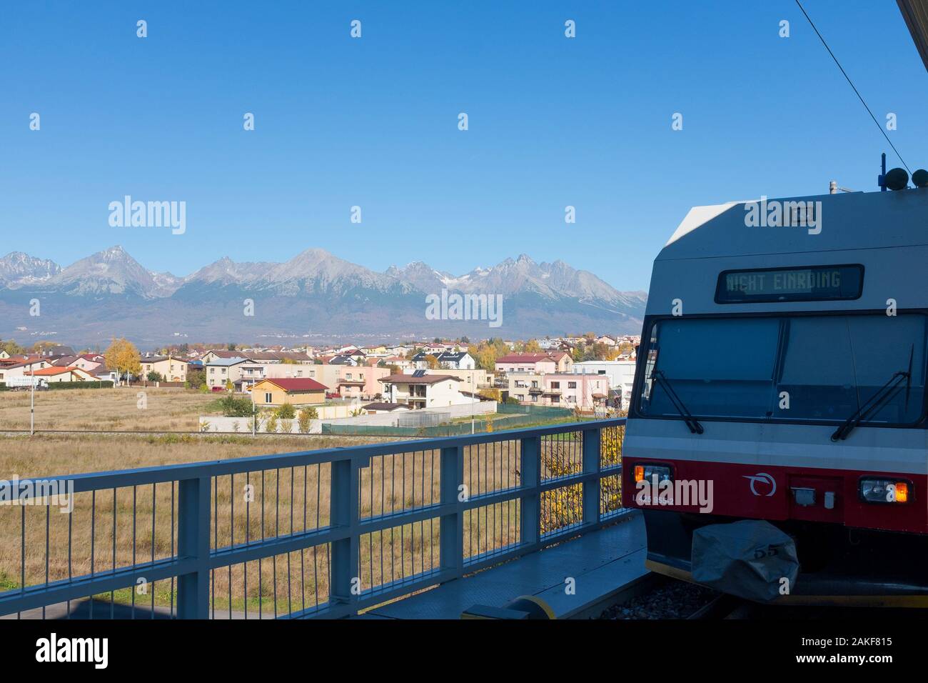 Intercity-Züge warten am Bahnsteig in Poprad mit der hohen tatra im Hintergrund. Poprad. Slowakei. Stockfoto