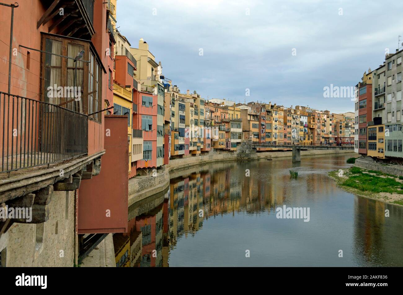Städtische Umwelt mit Fluss Ter in Spanien Barcelona Europa. Stockfoto