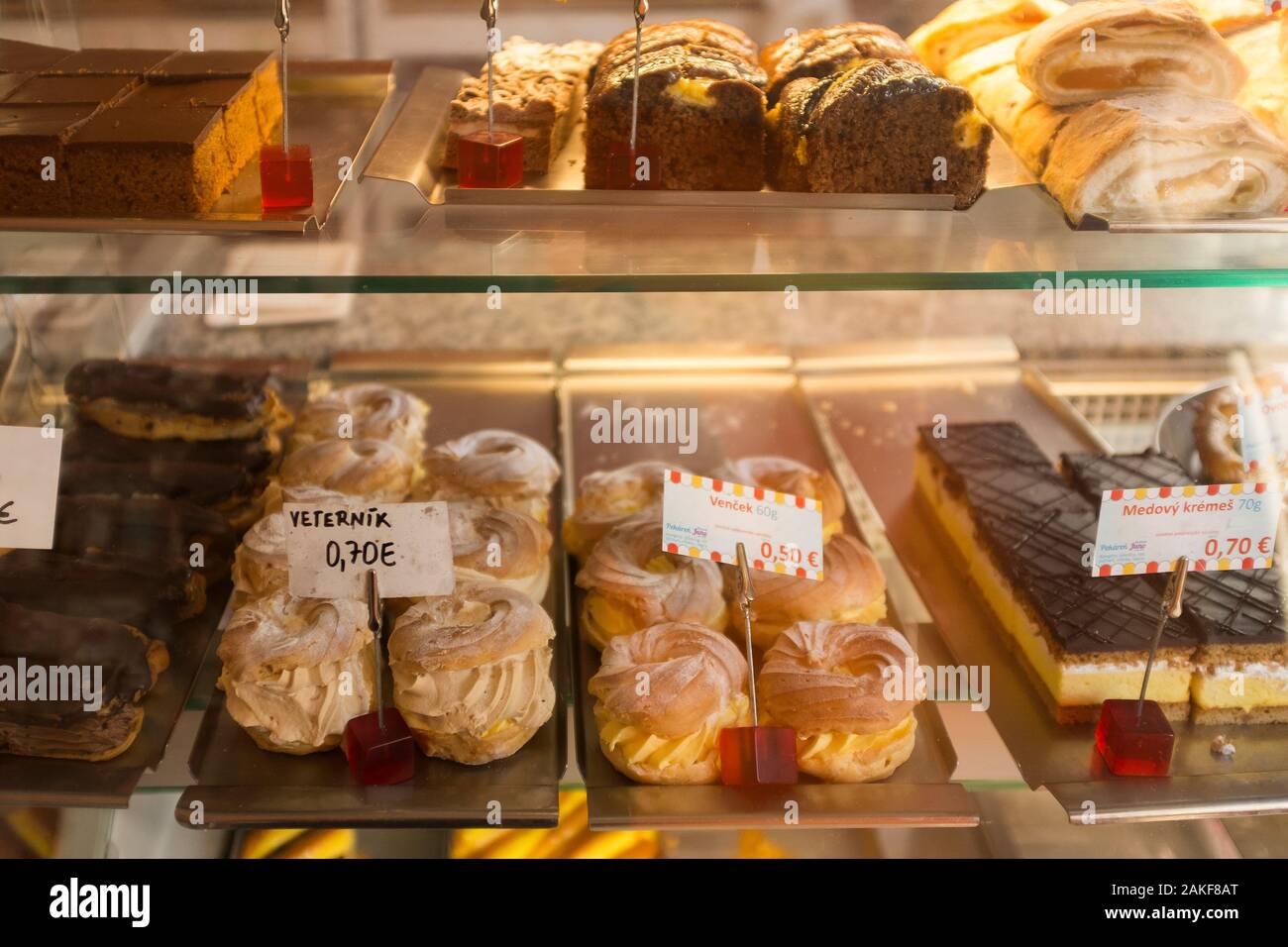 Eine Auswahl an Kuchen wird in einer örtlichen Bäckerei in Kosice, Slowakei, ausgestellt. Stockfoto