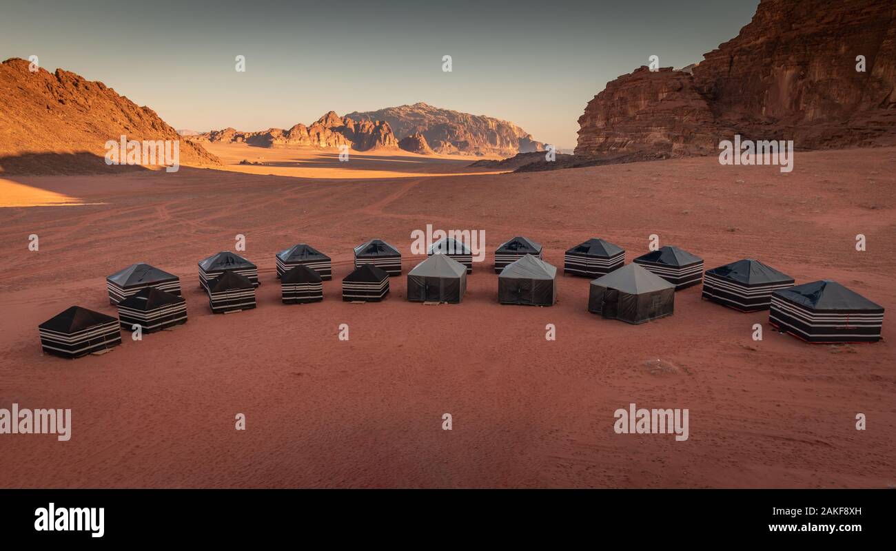 Beduinen touristische Campingplatz in Wadi Rum Wüste, Jordanien bei Sonnenaufgang Stockfoto