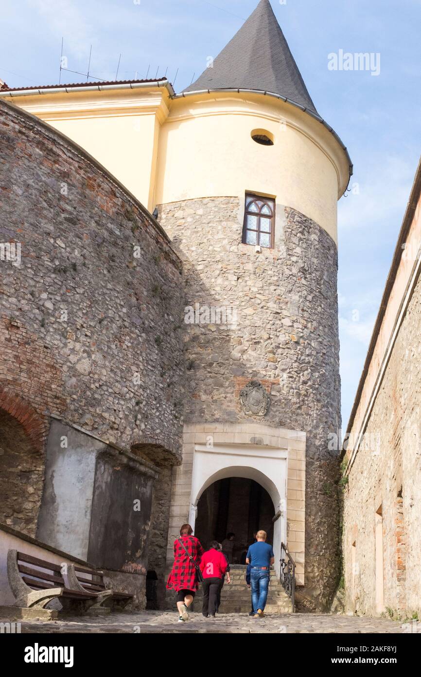 Die Gebäude wurden renoviert und für Besucher der Burg Palanok, Mukachevo, Ukraine, renoviert Stockfoto