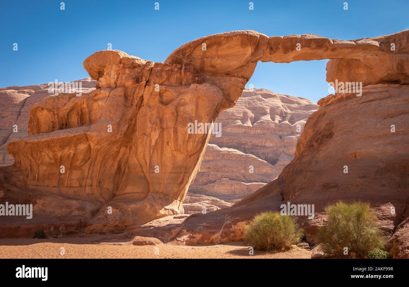 Um Fruth Rock Bridge in Wadi Rum, Jordanien Stockfoto