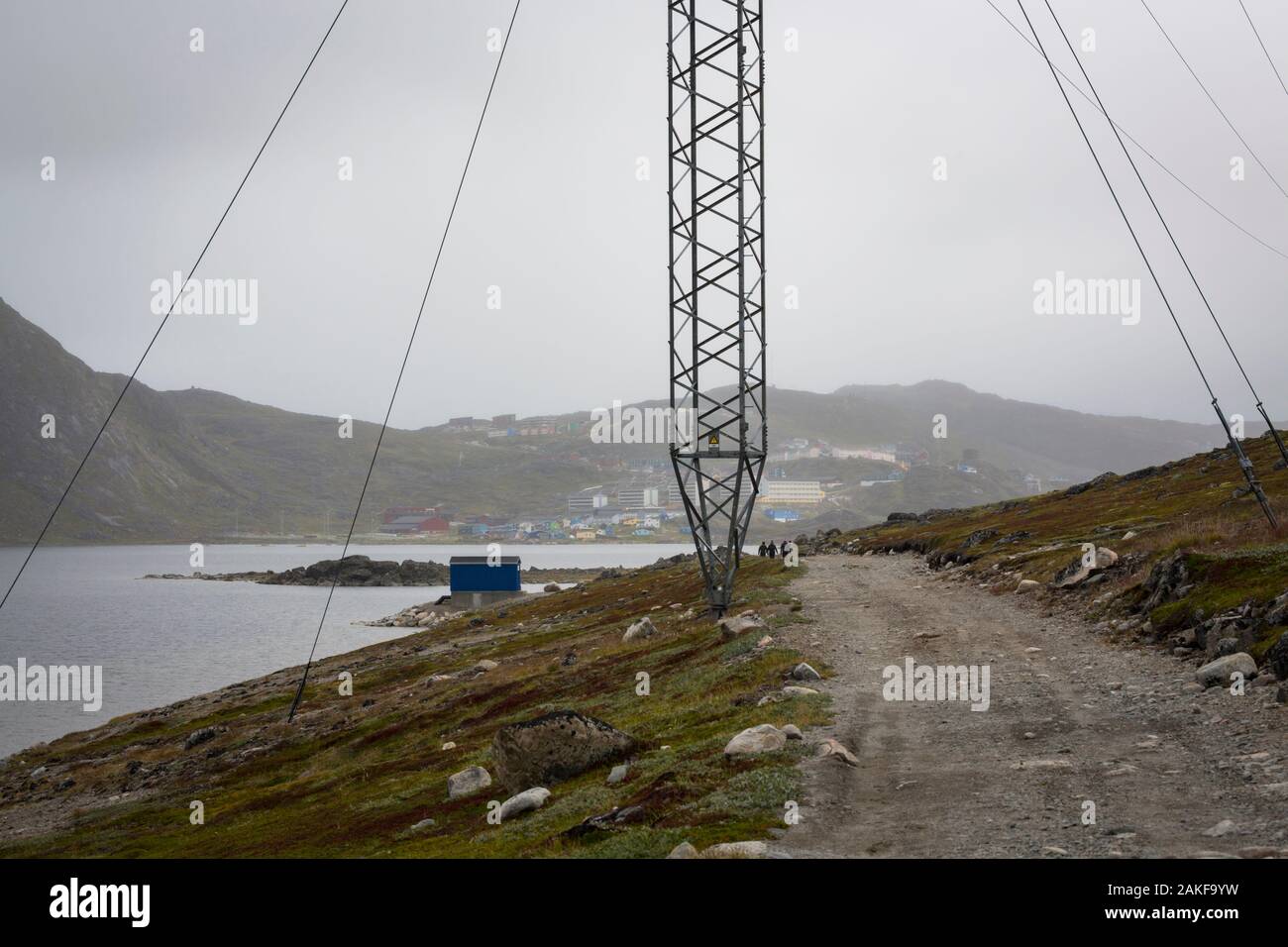 Pylon an der Seite des Sees, Tasesuaq Qaqortog, Grönland auf nebligen Sommertag Stockfoto