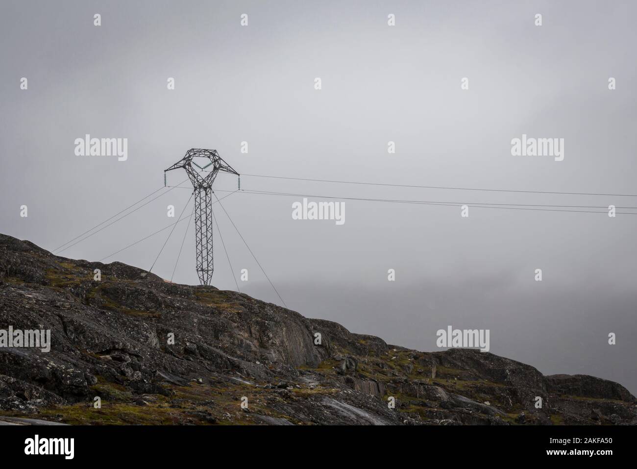 Pylon an der Seite des Sees, Tasesuaq Qaqortog, Grönland auf nebligen Sommertag Stockfoto