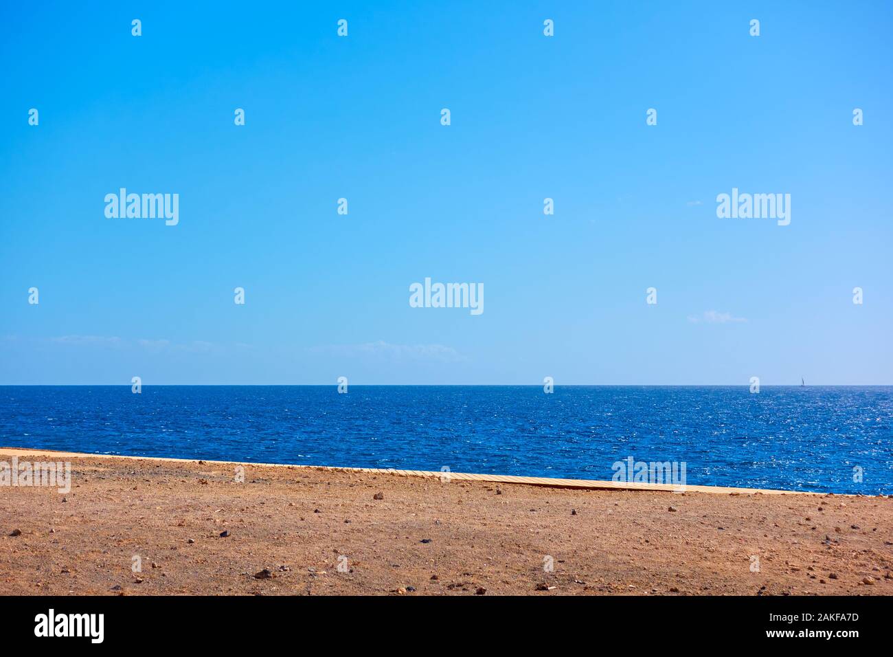 Minimalistischer Landschaft mit Blick auf das Meer, die Küste und den klaren blauen Himmel, kann als Hintergrund verwendet werden Stockfoto