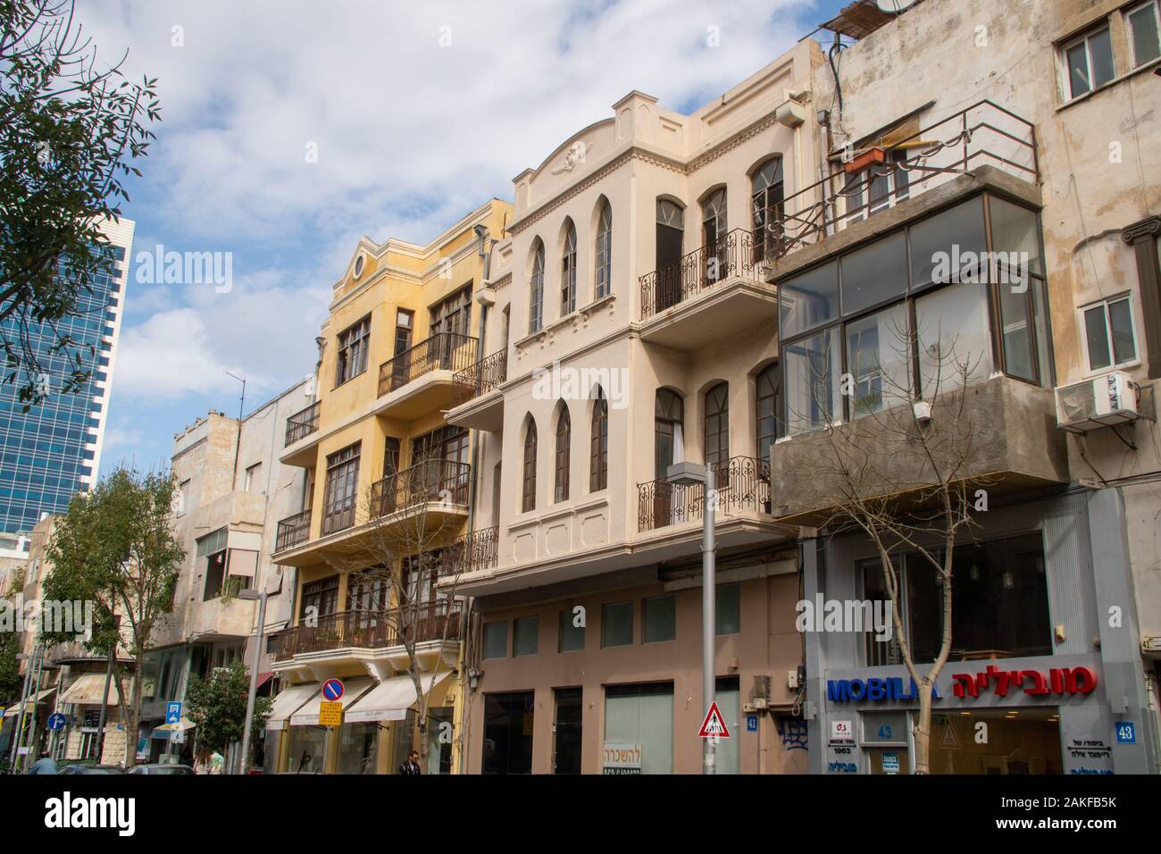 Ein renoviertes Gebäude in Herzl Street, Tel Aviv, Israel. Eines der ursprünglichen Gebäude von Tel Aviv aus dem Jahre 1909 (dann Ahuzat Bajit) Stockfoto