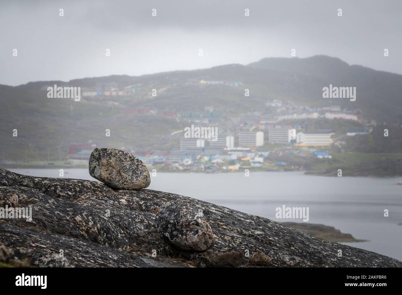 Blick über den See Tasersuaq zu Qaqortoq, Grönland Stockfoto