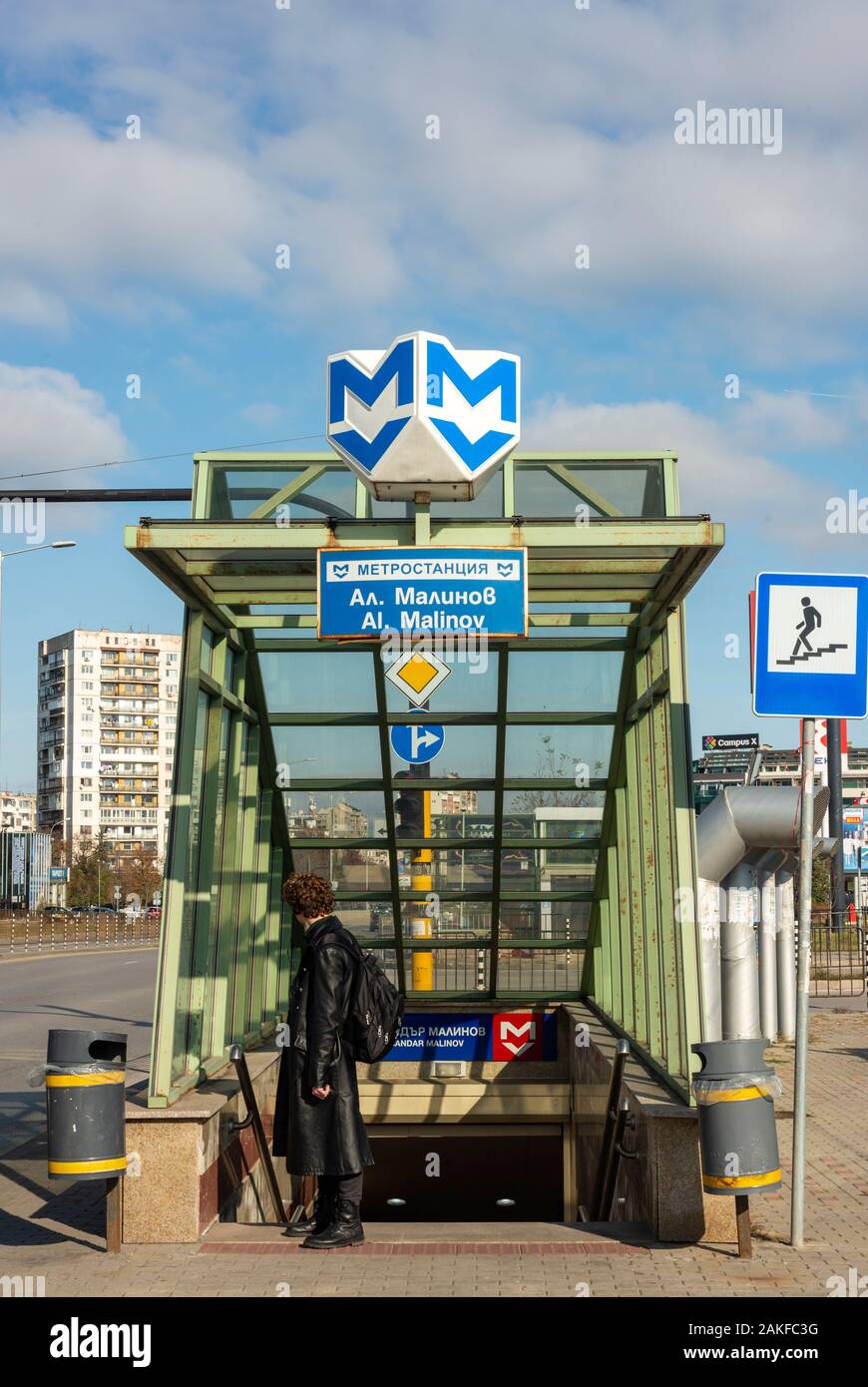 Blick auf die Straße mit typischem Aluminium- und Glaseingang der U-Bahn oder U-Bahn oder U-Bahn-Station in Sofia, Bulgarien, Osteuropa, Balkan, EU Stockfoto