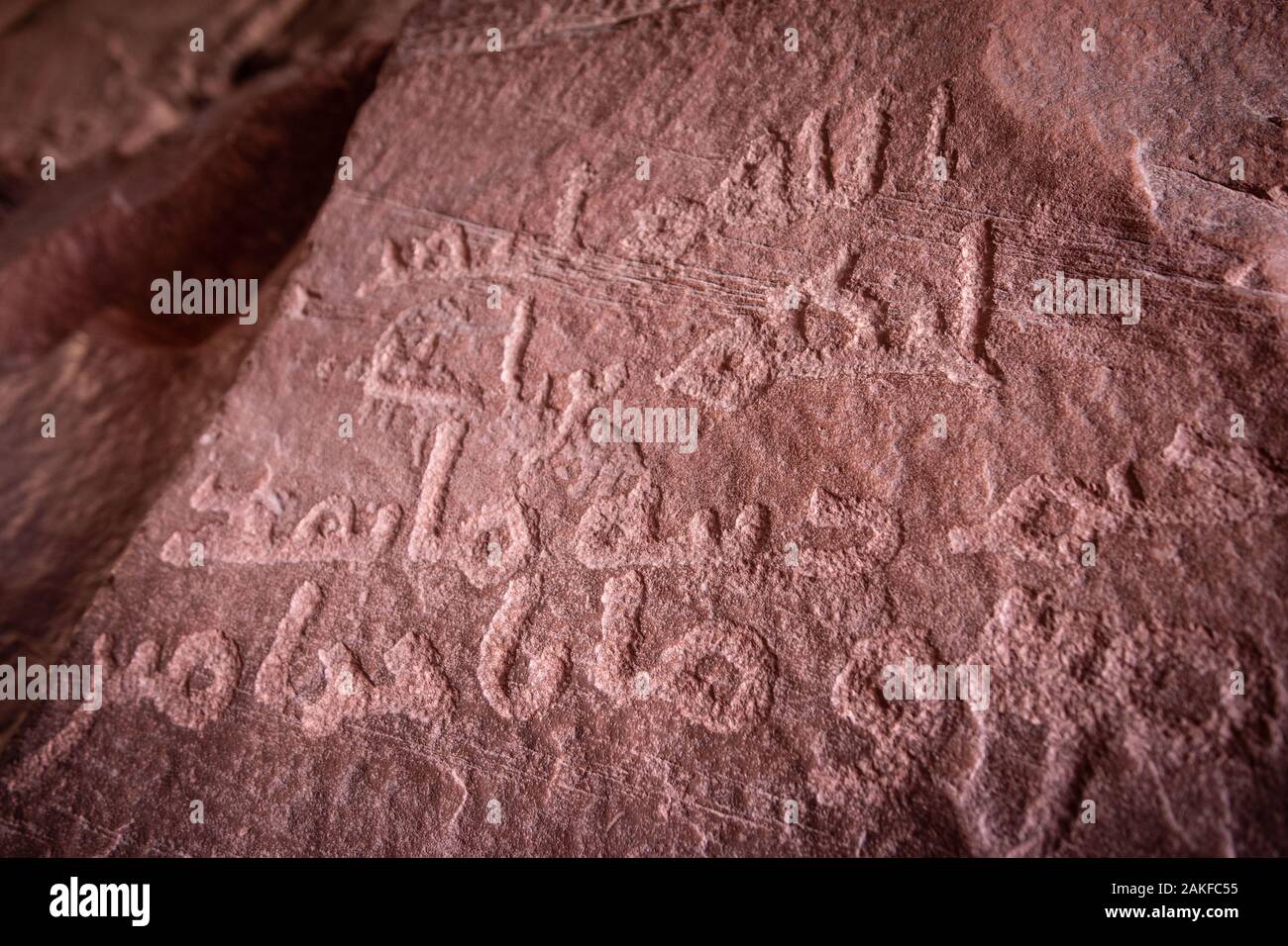 Islamische Inschriften an Khazali Canyon am Wadi Rum Wüste in Jordanien Stockfoto