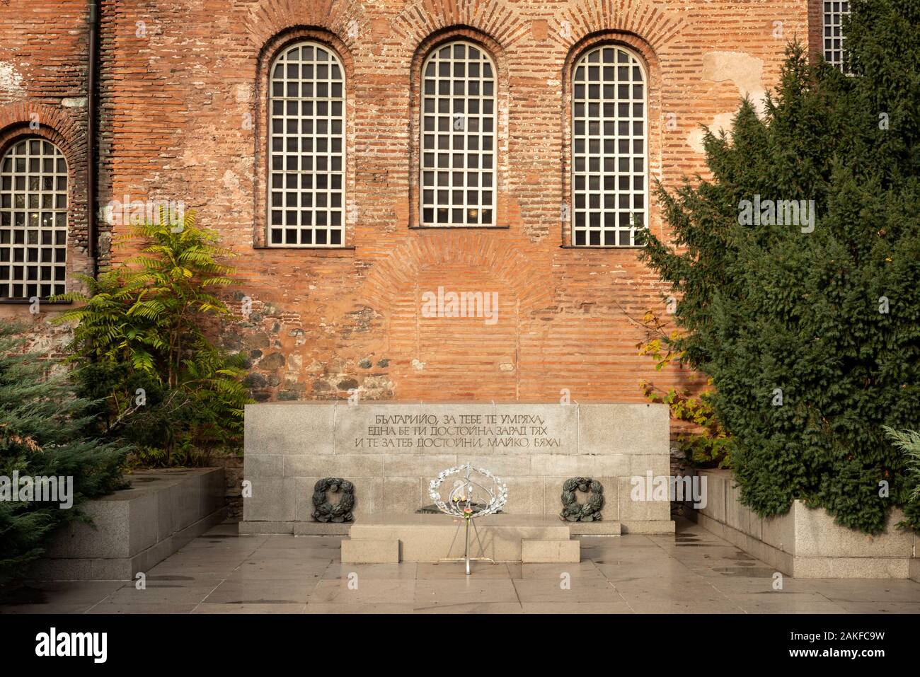 Ewiges Feuer am Denkmal des unbekannten Kriegers zum Gedenken an die bulgarischen Soldaten, die in Kriegen in der Kirche der Hagia Sophia in Sofia, Bulgarien, EU starben Stockfoto