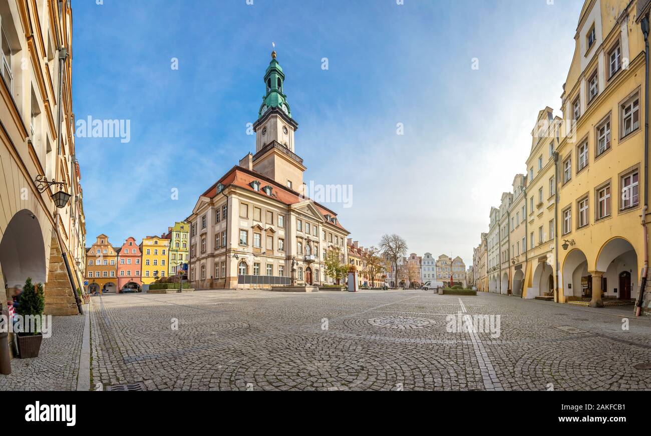 Jelenia Gora, Polen. Der Marktplatz (Rynek Jeleniogorski) mit historischen Gebäude der Stadt Halle Stockfoto