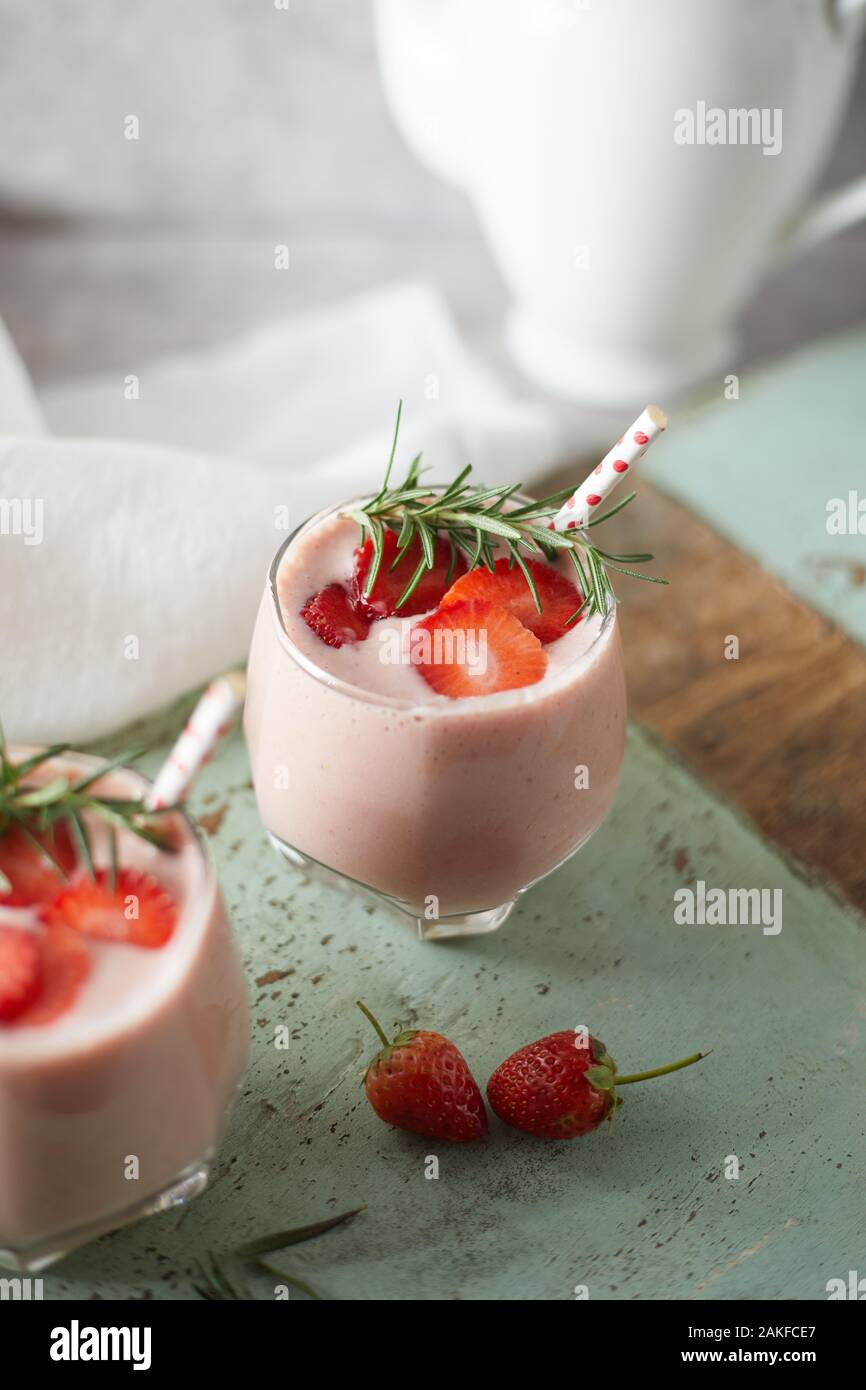Strawberry frische Milchshake kalten Sommer berry trinken. Stockfoto