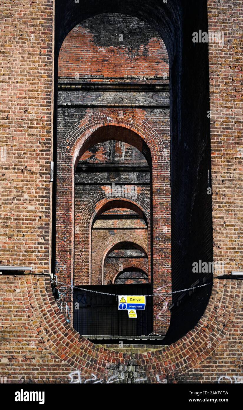 Viaduktbögen der Züge der London Road in Brighton UK Stockfoto