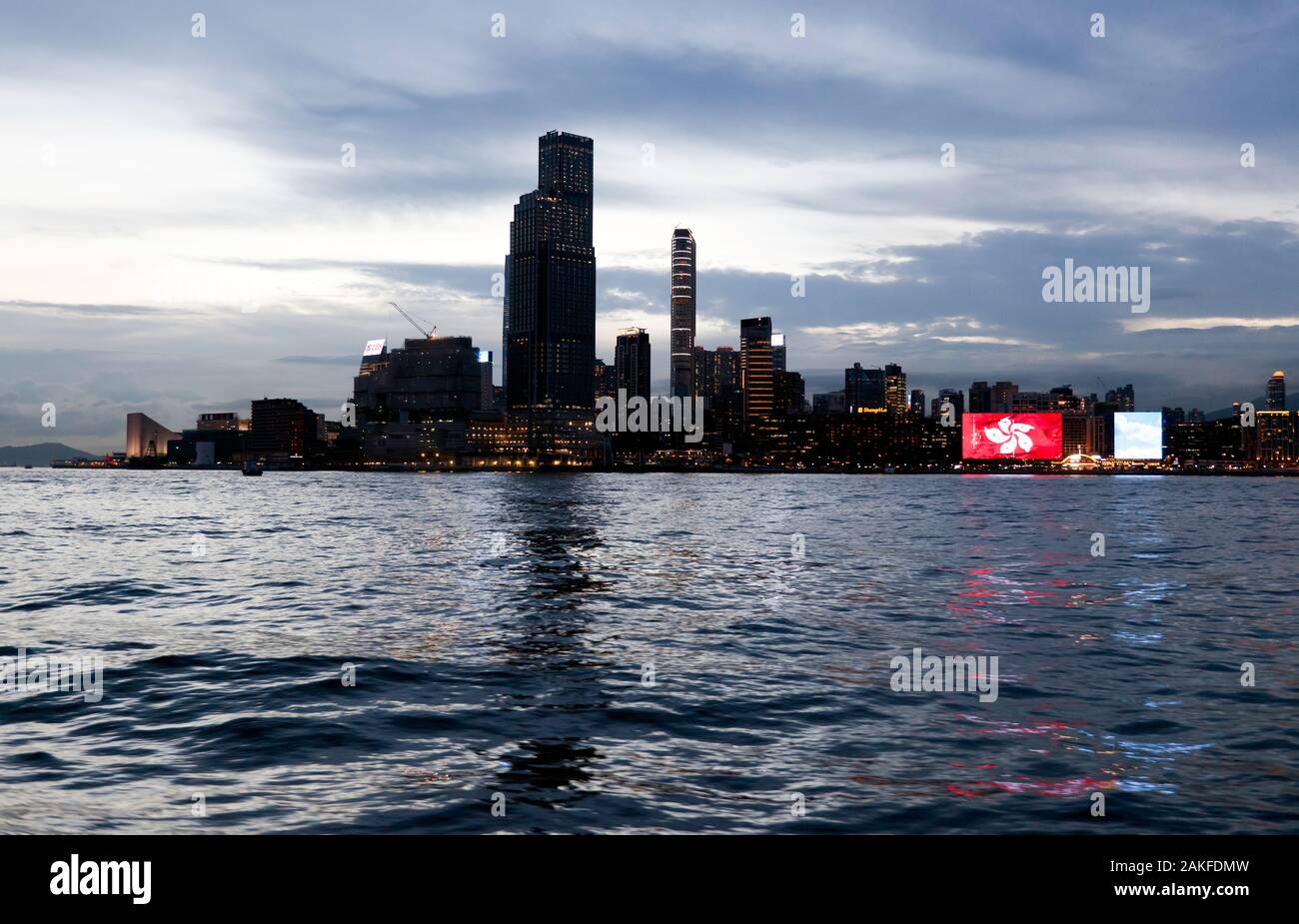 Eine Nacht Bild der Tsim Sha Tsui Center und Empire Center, Tsim Sha Tsui East, Kowloon, Hong Kong Stockfoto